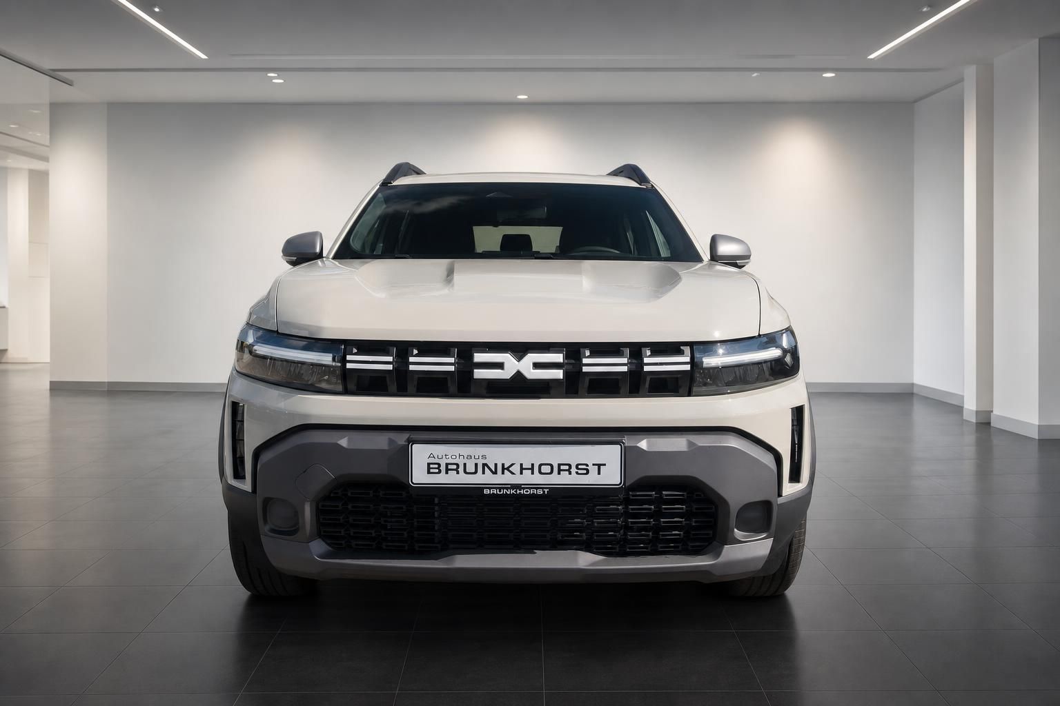 Dacia Duster weißer SUV Frontansicht mit LED-Scheinwerfern im Autohaus