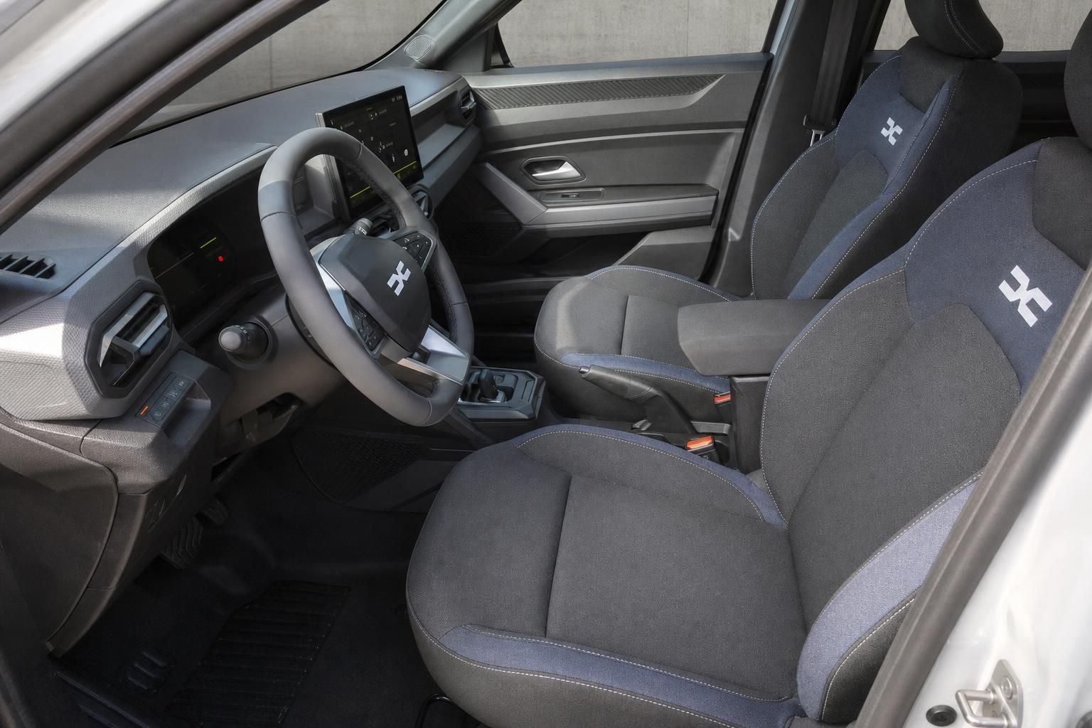 Dacia Duster Innenraum vorne mit grauen Sitzen und modernem Cockpit