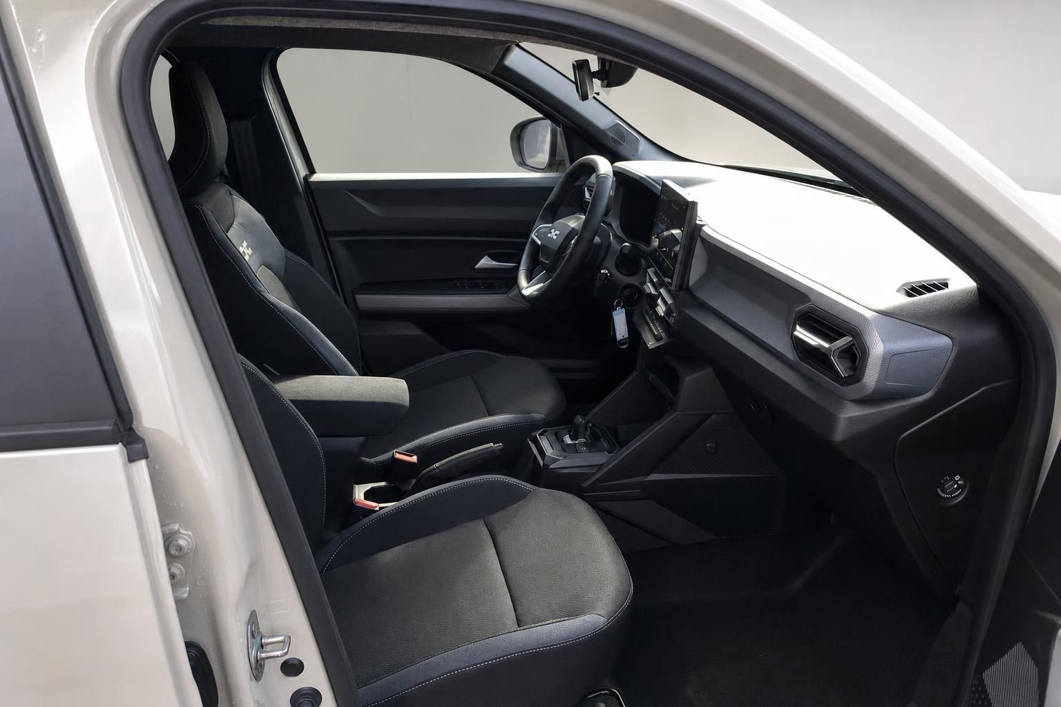 Fahrzeuginnenraum mit schwarzen Sitzen und modernem Dashboard - Beifahrersicht