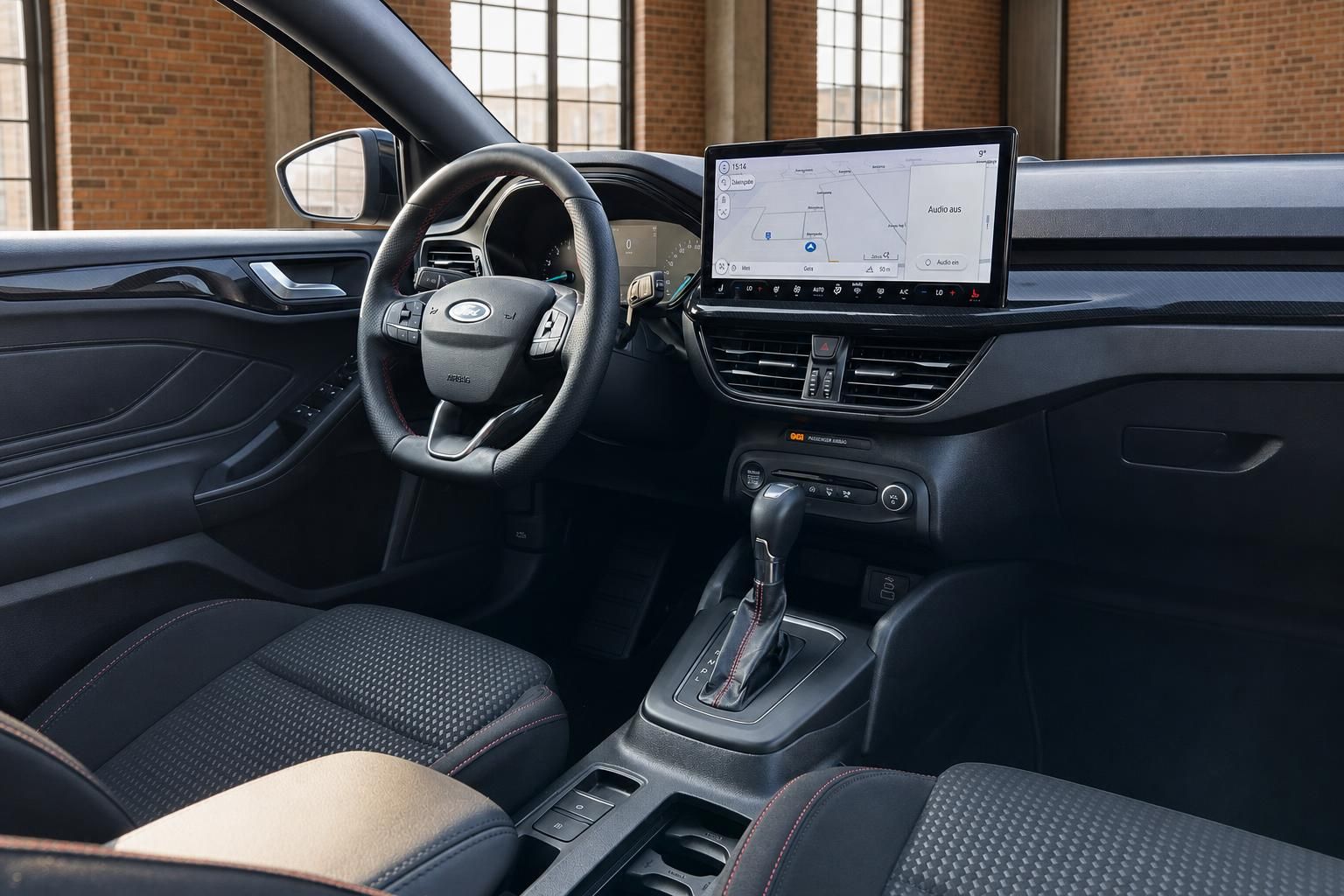 Ford Cockpit mit Touchscreen Navigation und Automatikschaltung