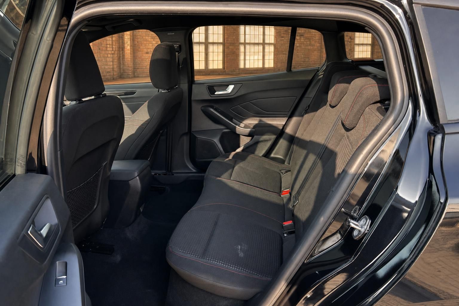 Ford Ruecksitzbank mit Blick durch geoeffnete Heckklappe
