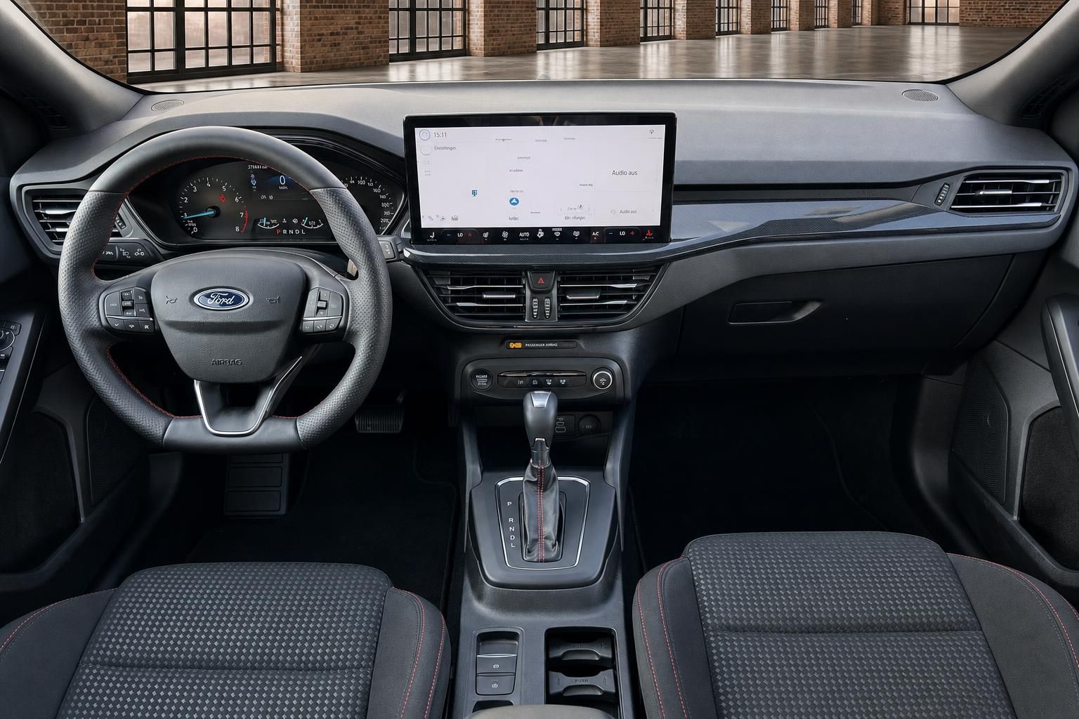 Ford Cockpit Frontansicht mit Lenkrad und Infotainment Display