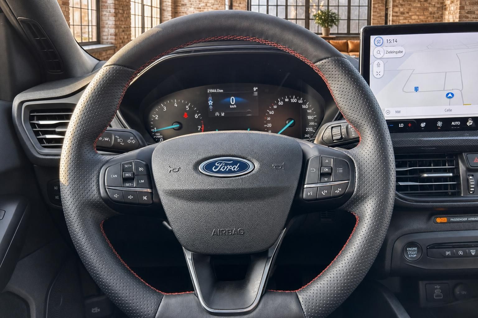 Ford Lenkrad Nahaufnahme mit Tacho und Navigationsbildschirm
