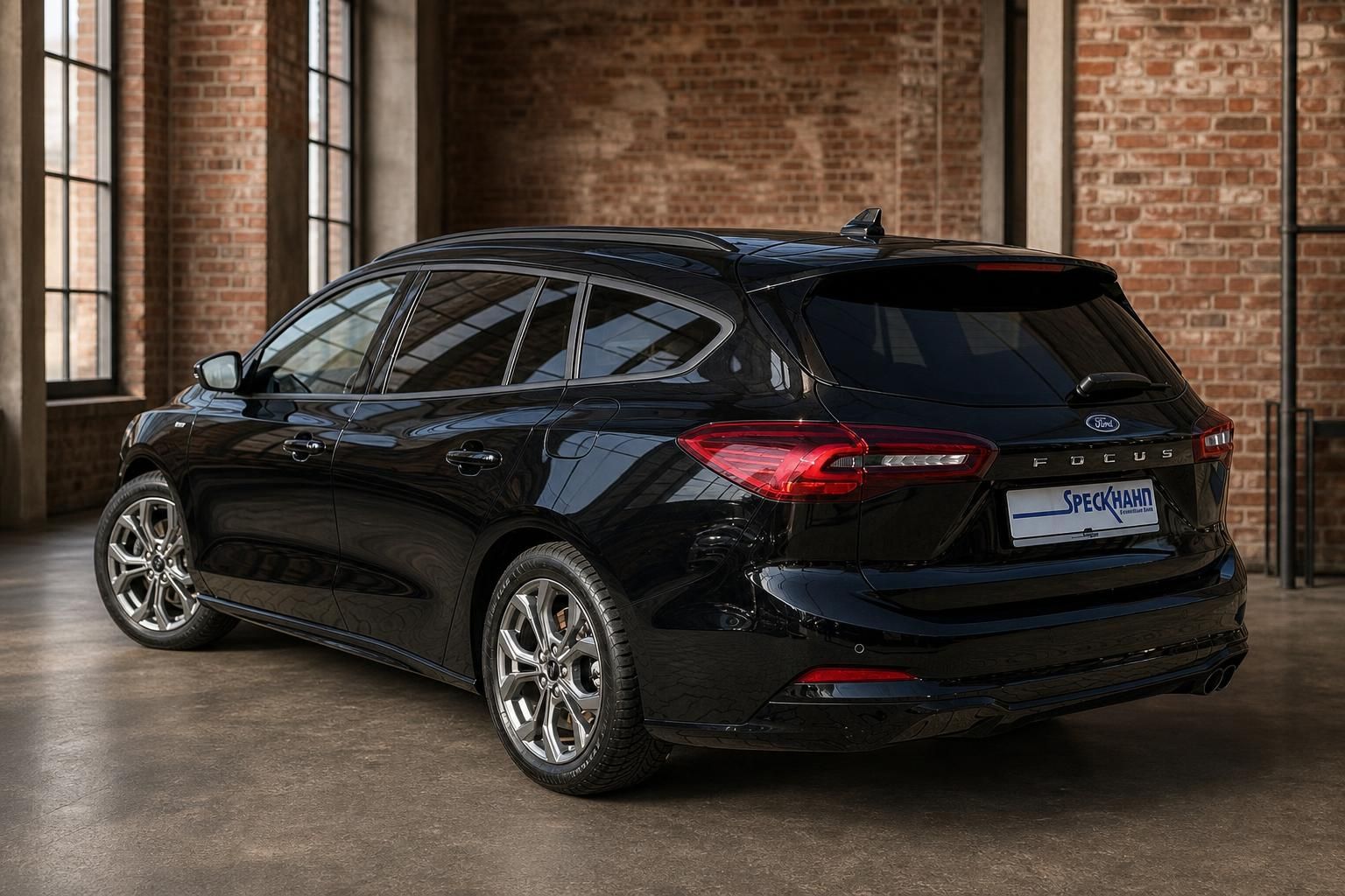 Ford Focus Turnier schwarz Heck-Seitenansicht Alufelgen im Loft