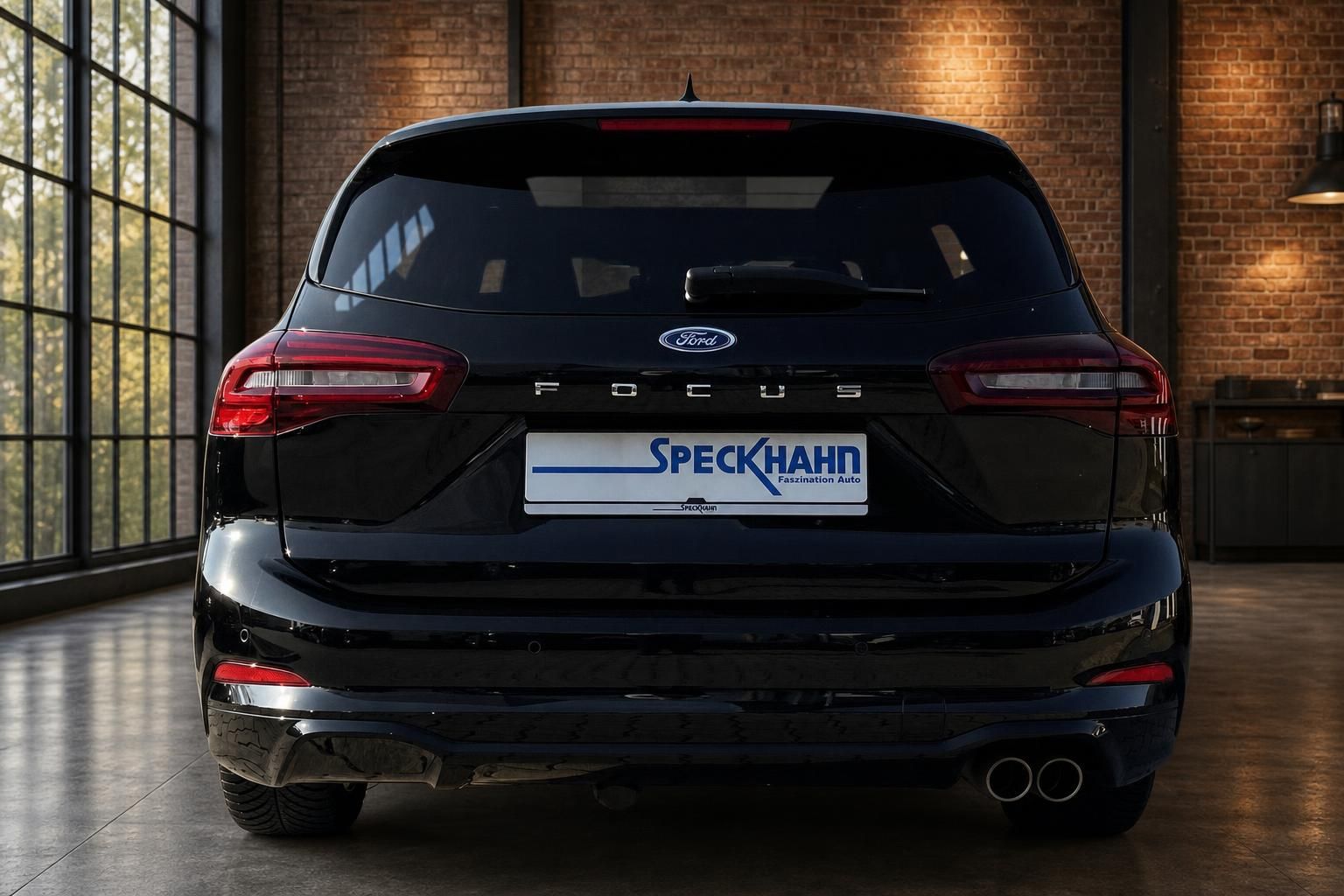 Ford Focus schwarz Heckansicht mit Doppelauspuff im Autohaus