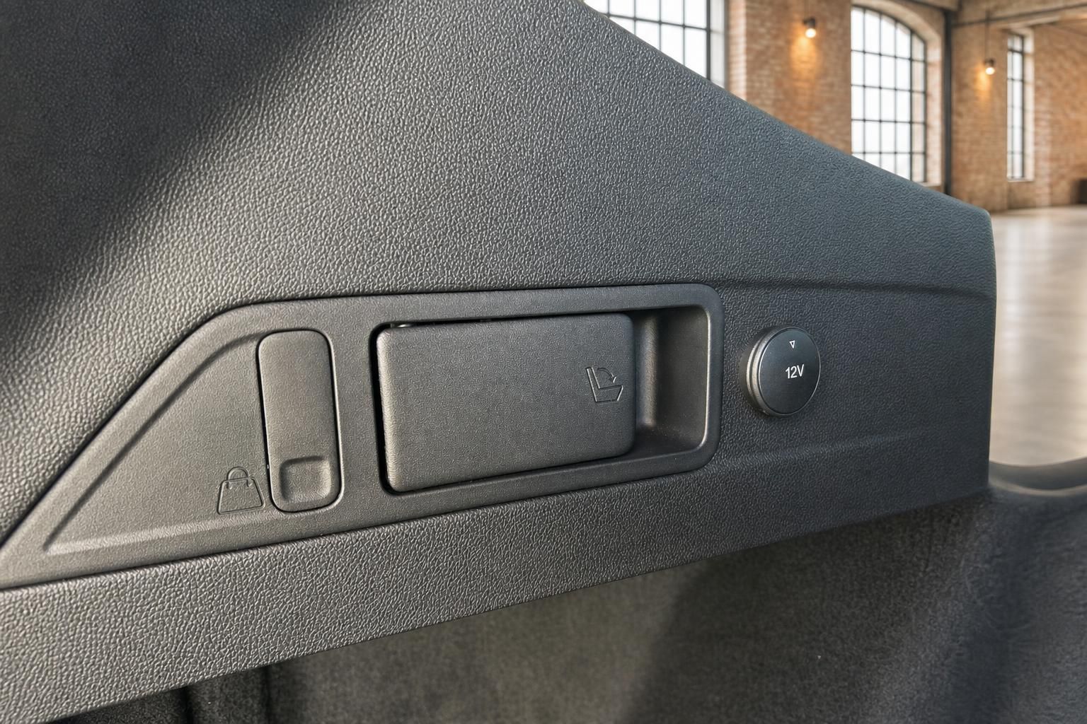 Ford Focus Kofferraum Bedienelemente und 12V-Anschluss Detailansicht