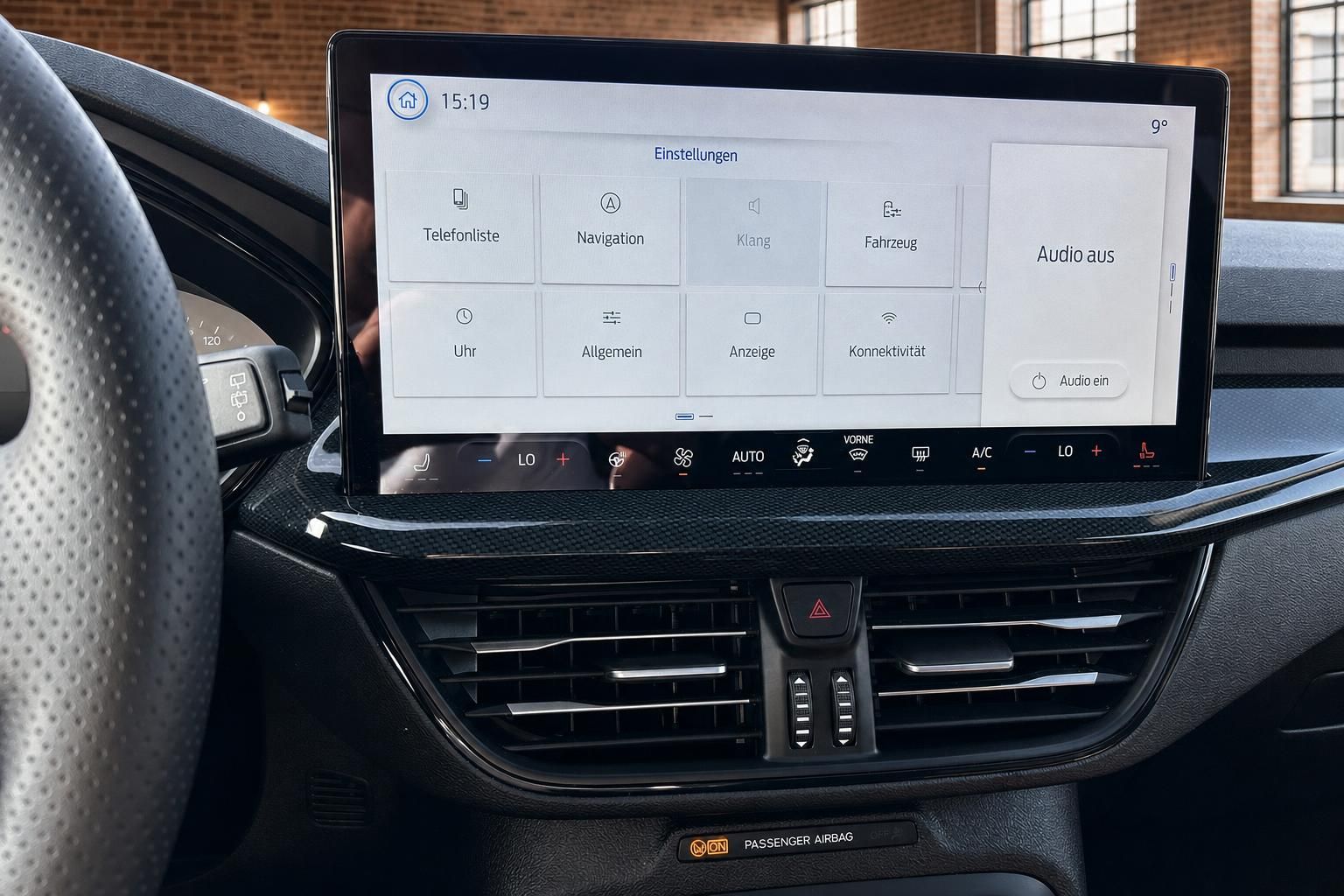 Ford Focus Innenraum Infotainment-Display und Klimabedienung Detail