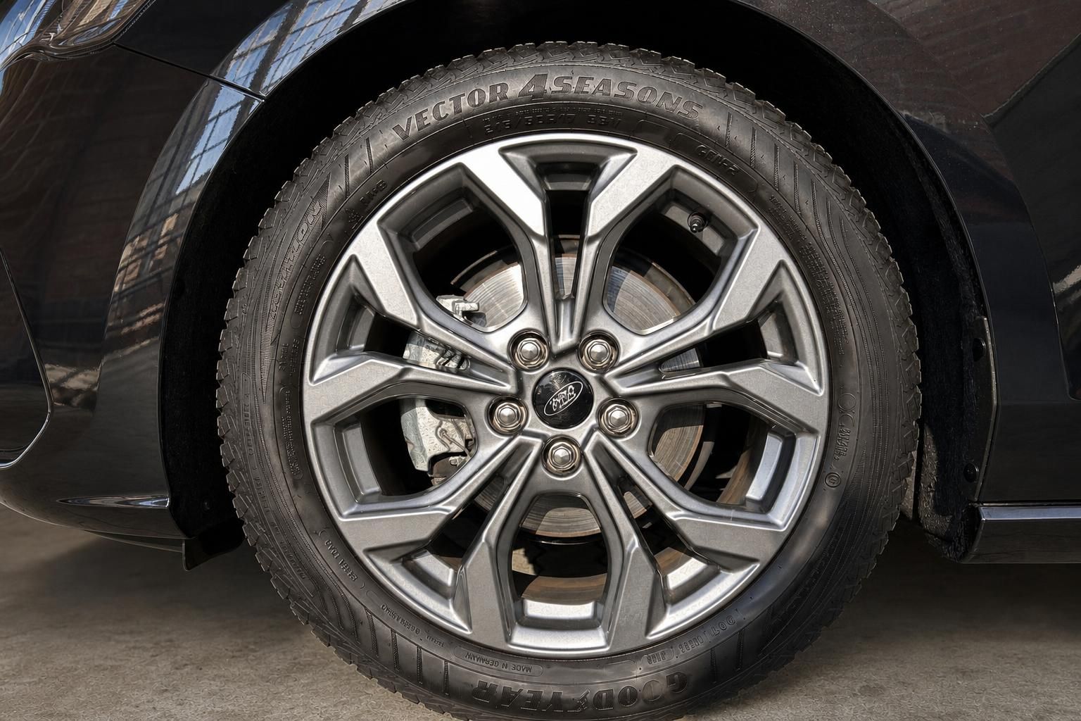 Ford Leichtmetallfelge Detailansicht mit Goodyear Reifen und Bremsscheibe