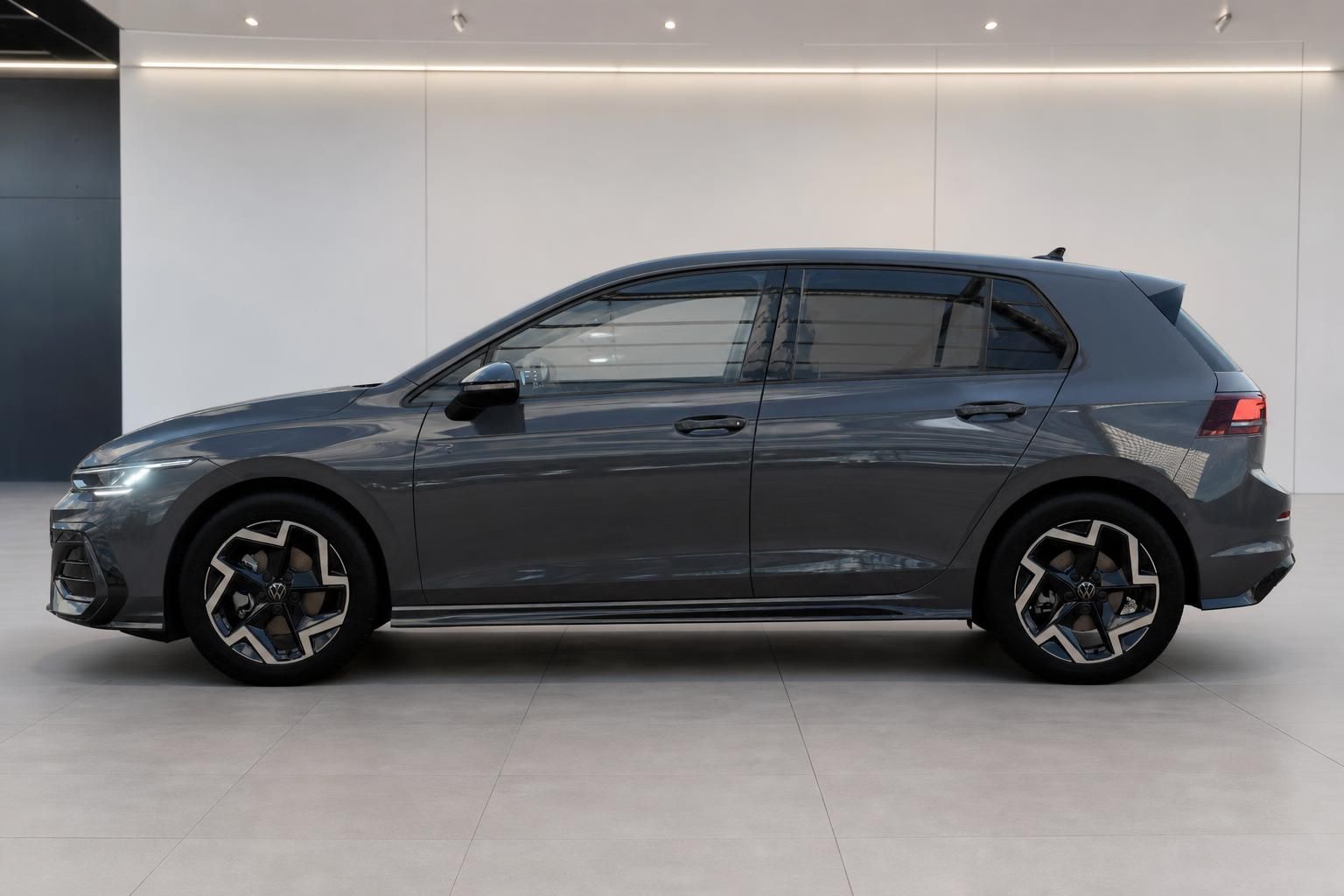 VW Golf R Seitenansicht in Grau mit Leichtmetallfelgen im Showroom
