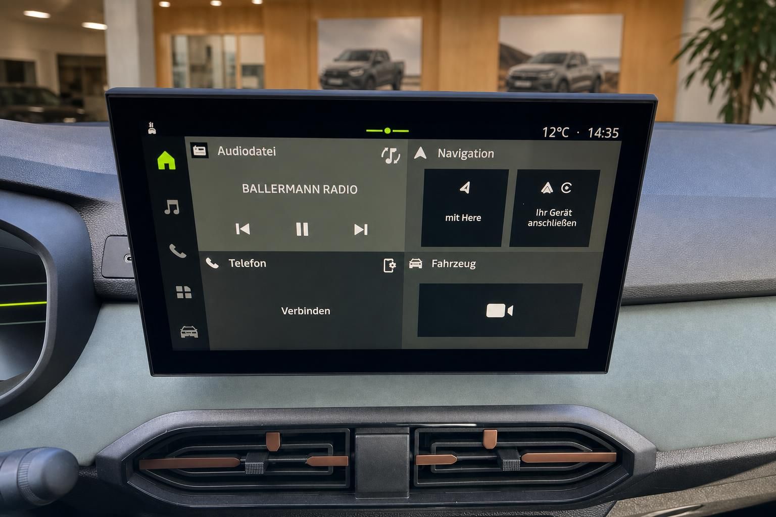Touchscreen-Display mit Navigationssystem und Medienfunktionen im Fahrzeug-Innenraum