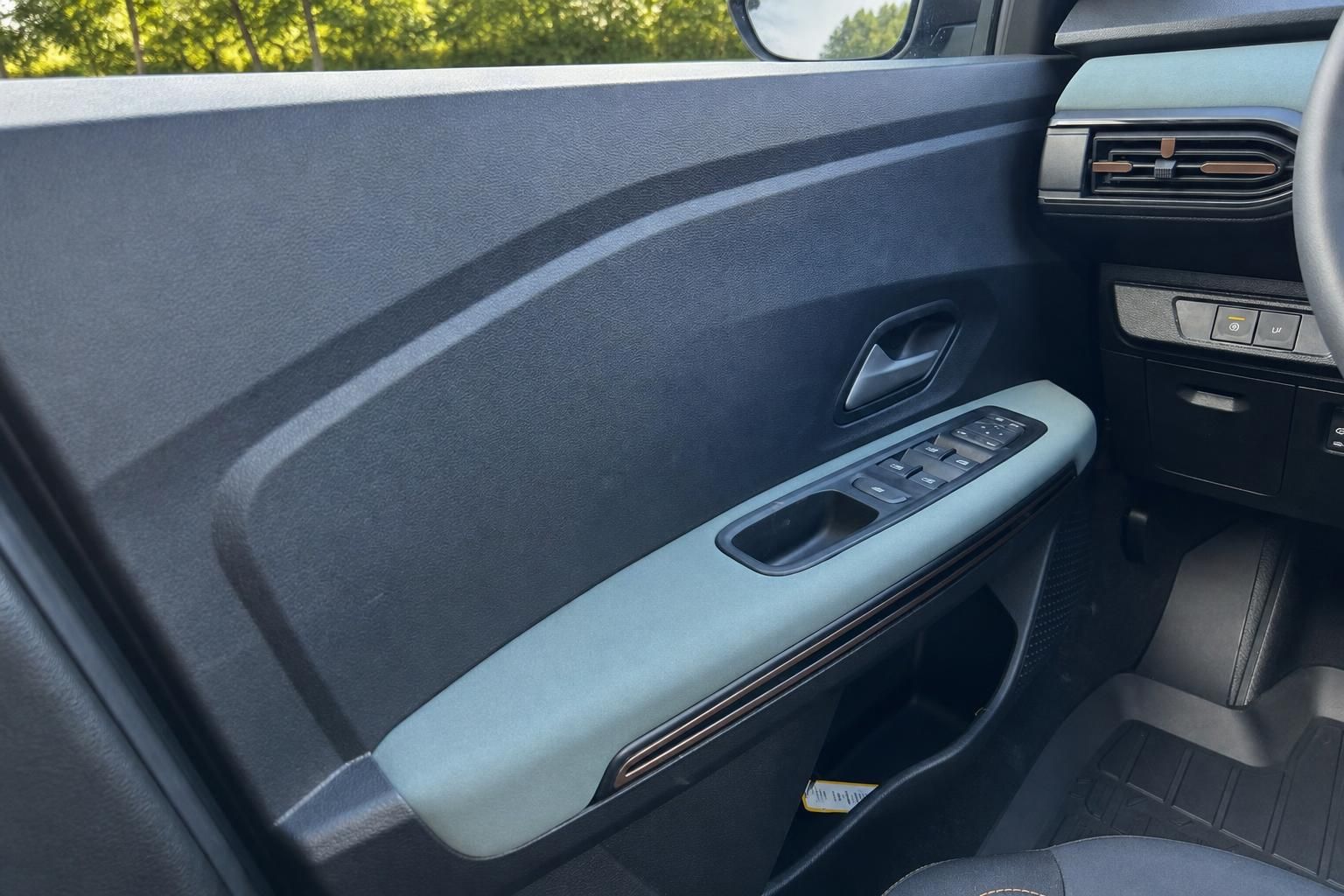 Fahrertür-Innenverkleidung mit Fensterheberknöpfen und Türgriff im Auto-Innenraum