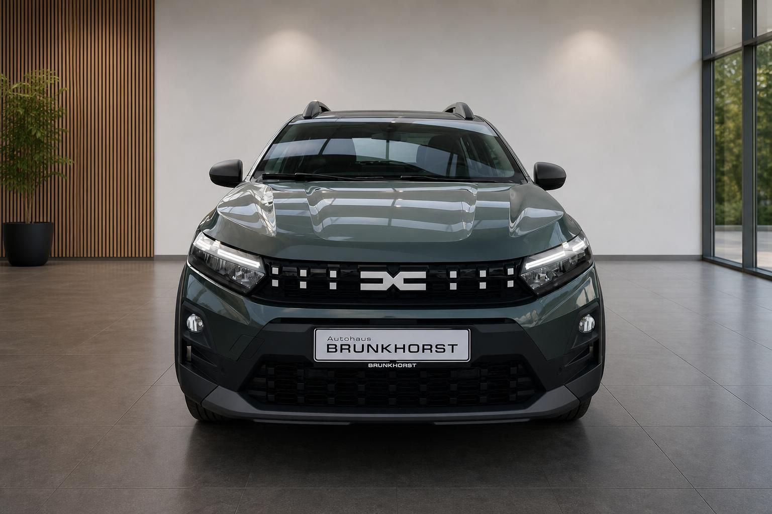 Dacia SUV Frontansicht im modernen Autohaus Showroom mit grauer Metallic-Lackierung