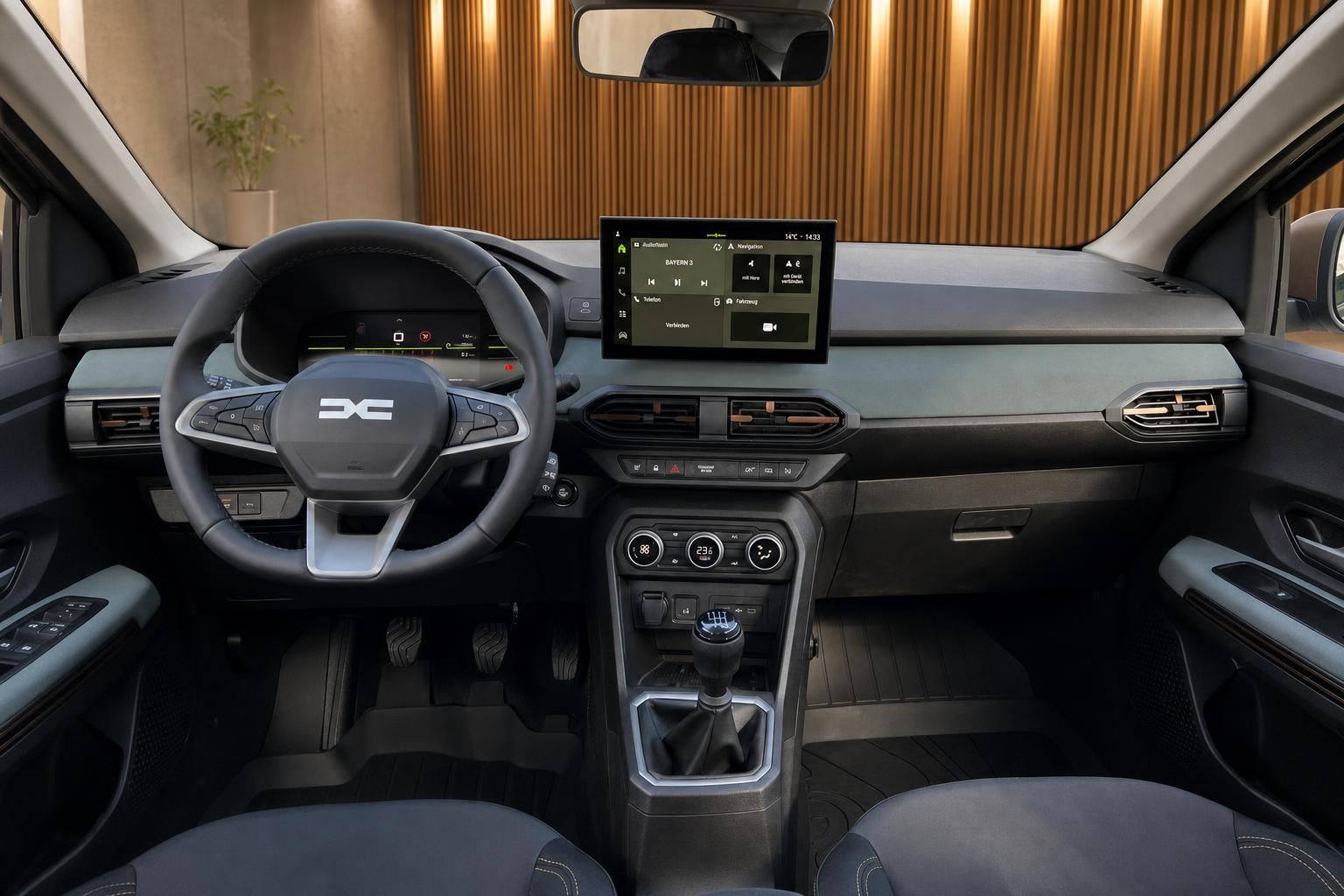 Modernes Armaturenbrett mit Touchscreen, Lenkrad und eleganter Innenausstattung eines Fahrzeugs