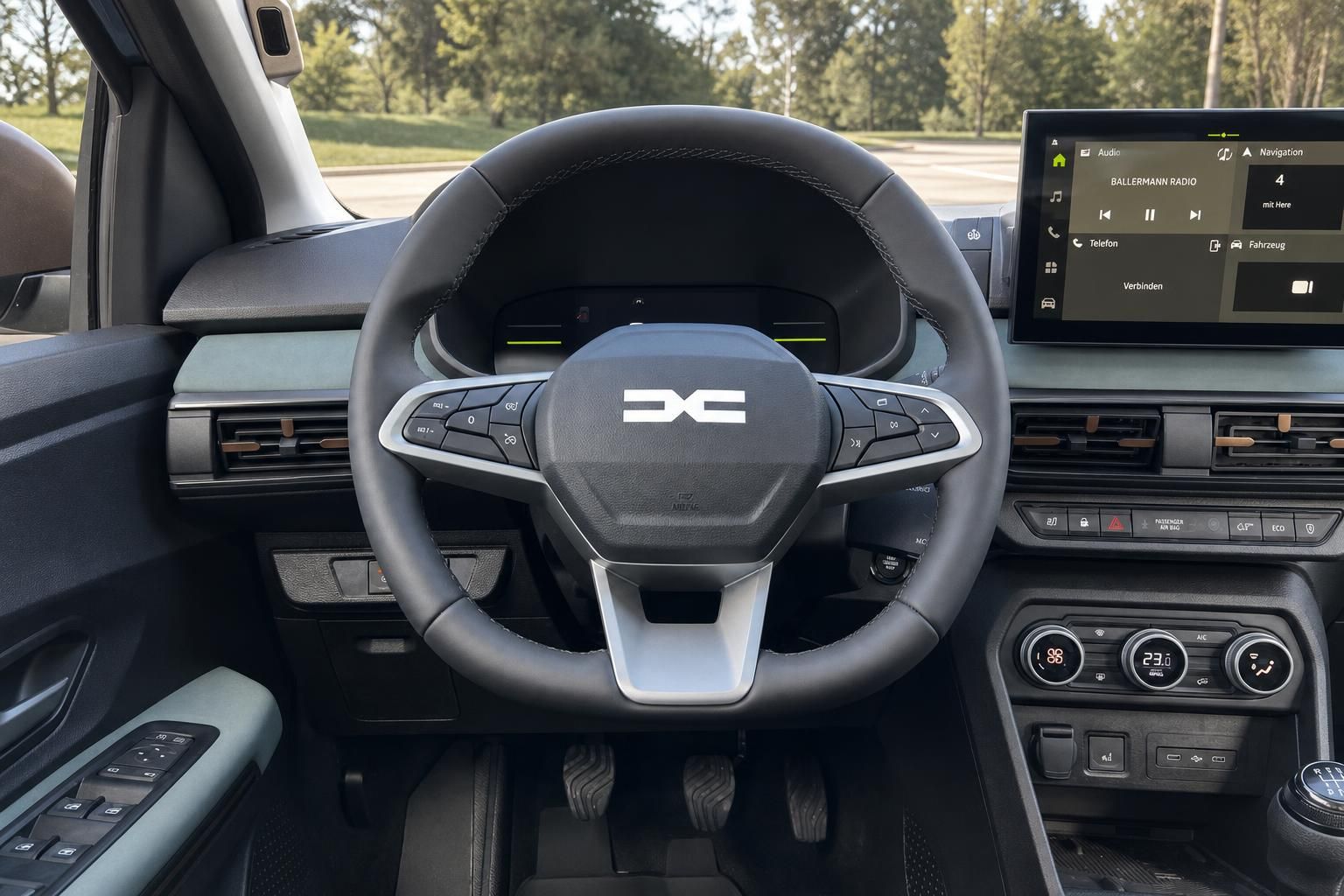 Fahrersitz mit Lenkrad, Instrumententafel und Infotainment-Display im Auto-Cockpit