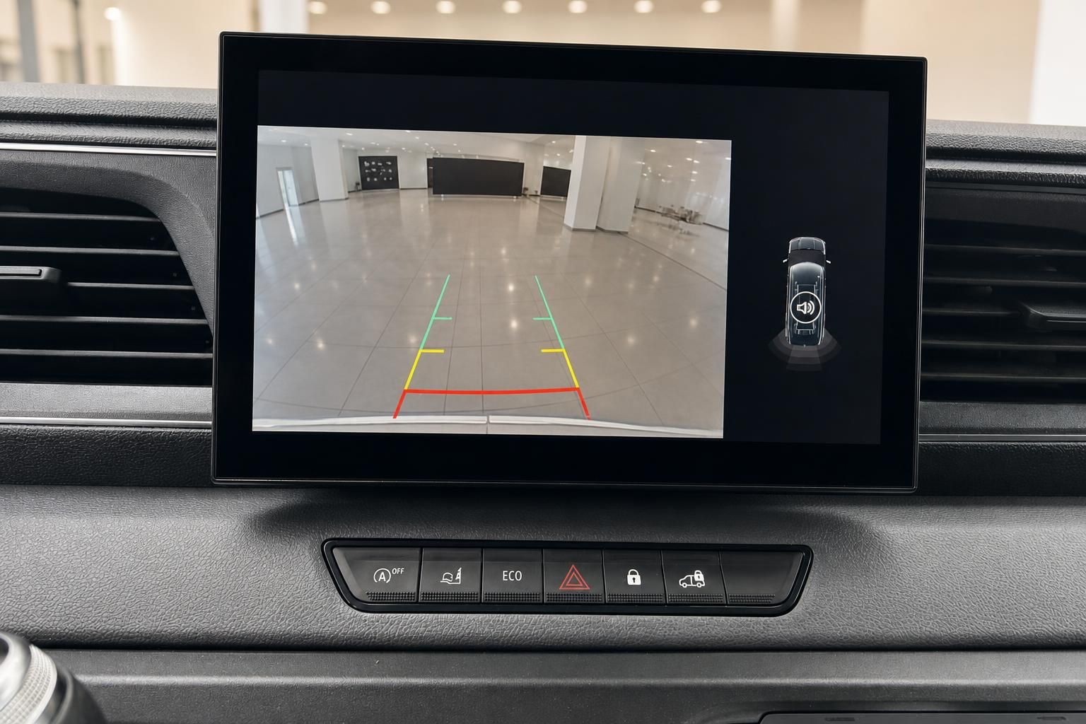 Rückfahrkamera Display im Fahrzeug-Innenraum zeigt Einparkhilfe mit farbigen Führungslinien