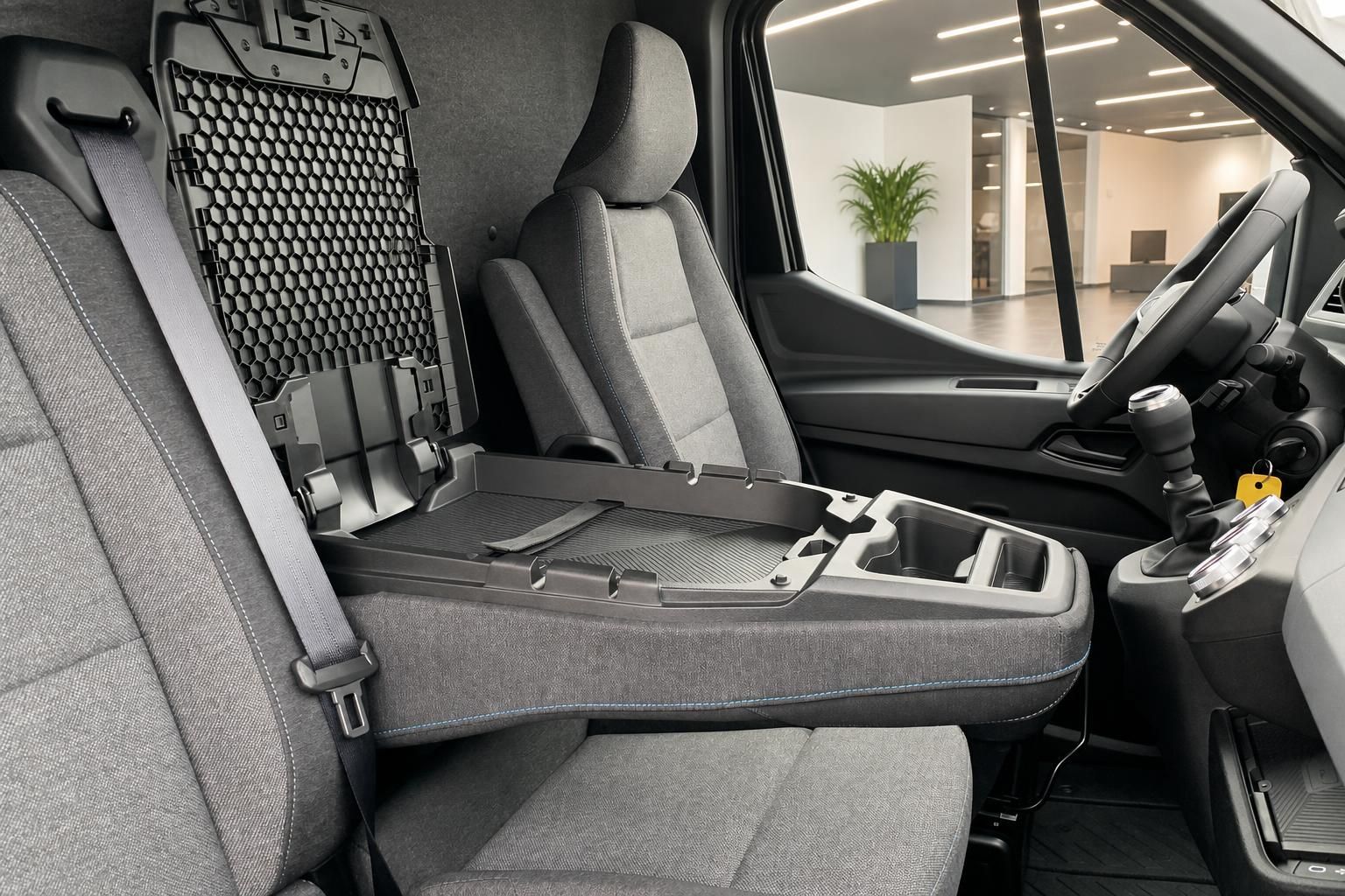 Transporter-Innenraum mit klappbarem Beifahrersitz und Trennwand zum Laderaum