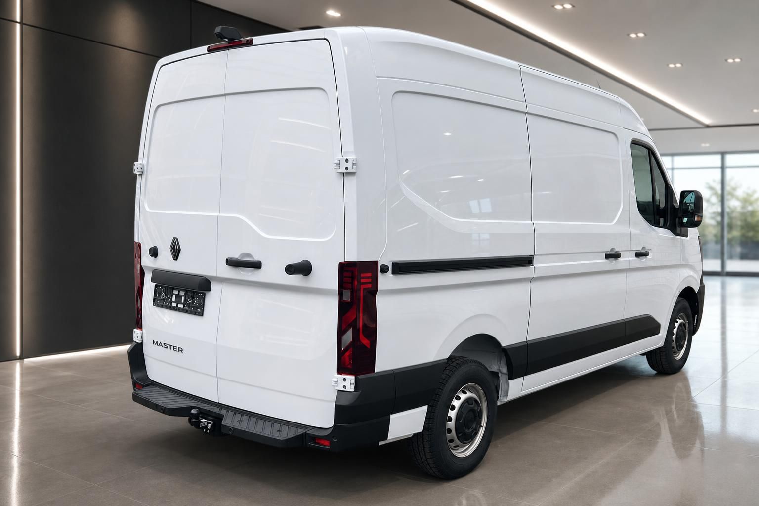 Renault Master Kastenwagen in weiß - Heckansicht im modernen Autohaus-Showroom