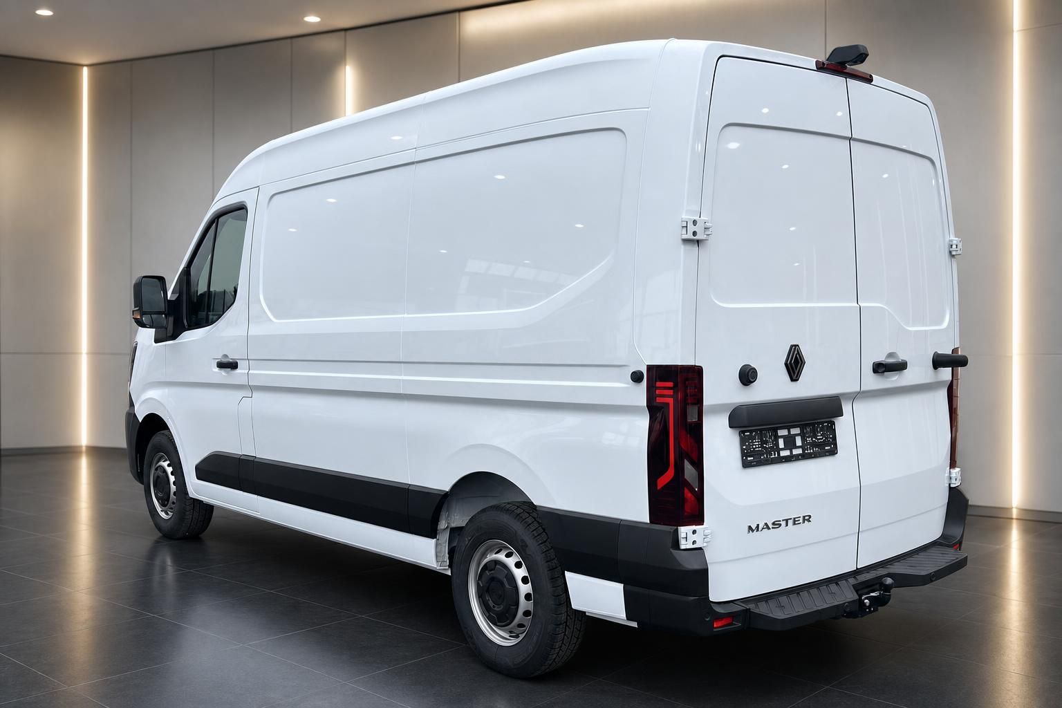 Renault Master Transporter weiß - Heckansicht mit Hecktüren und Anhängerkupplung im Autohaus