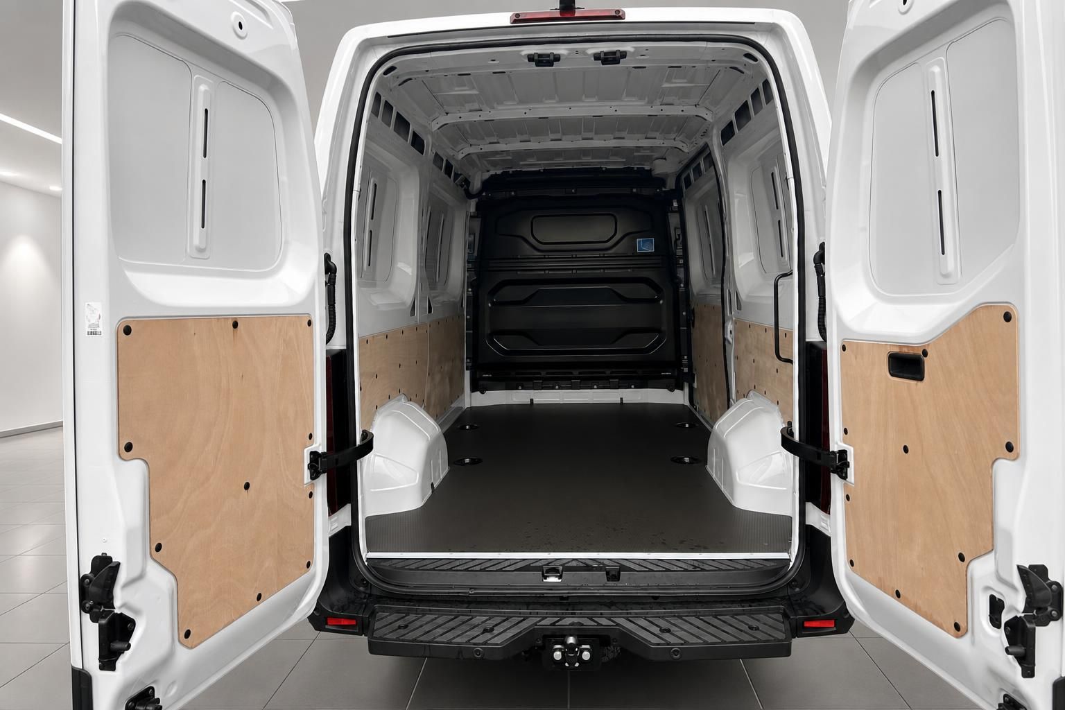 Renault Master Laderaum innen - geräumiger Kastenwagen mit Holzverkleidung und praktischer Ausstattung