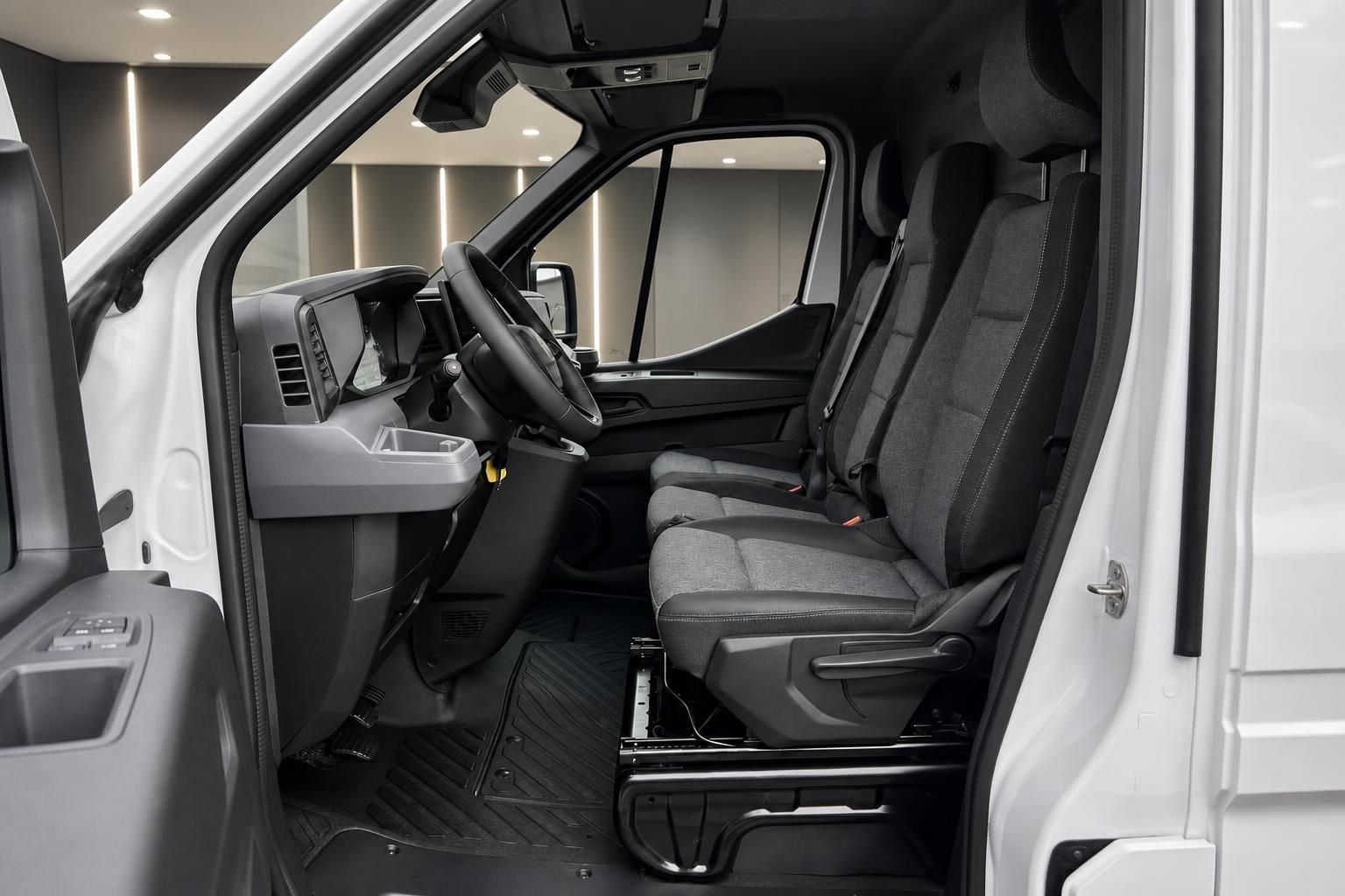 Fahrzeug Innenraum mit geöffneter Fahrertür, Sitzansicht und Lenkrad in modernem Design