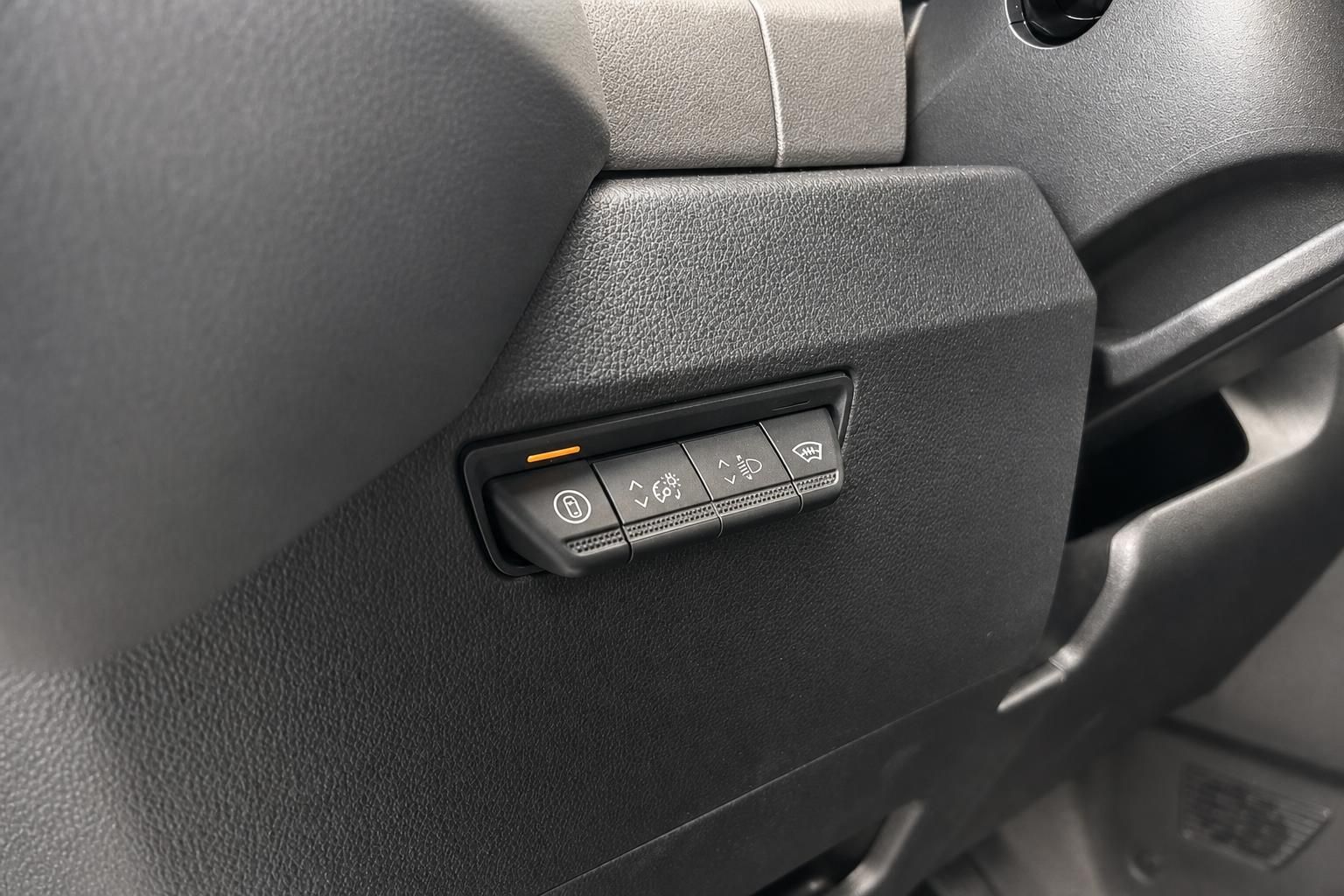 Fahrzeug Innenraum Bedienelemente mit Schaltern für Fahrassistenzsysteme und Beleuchtung