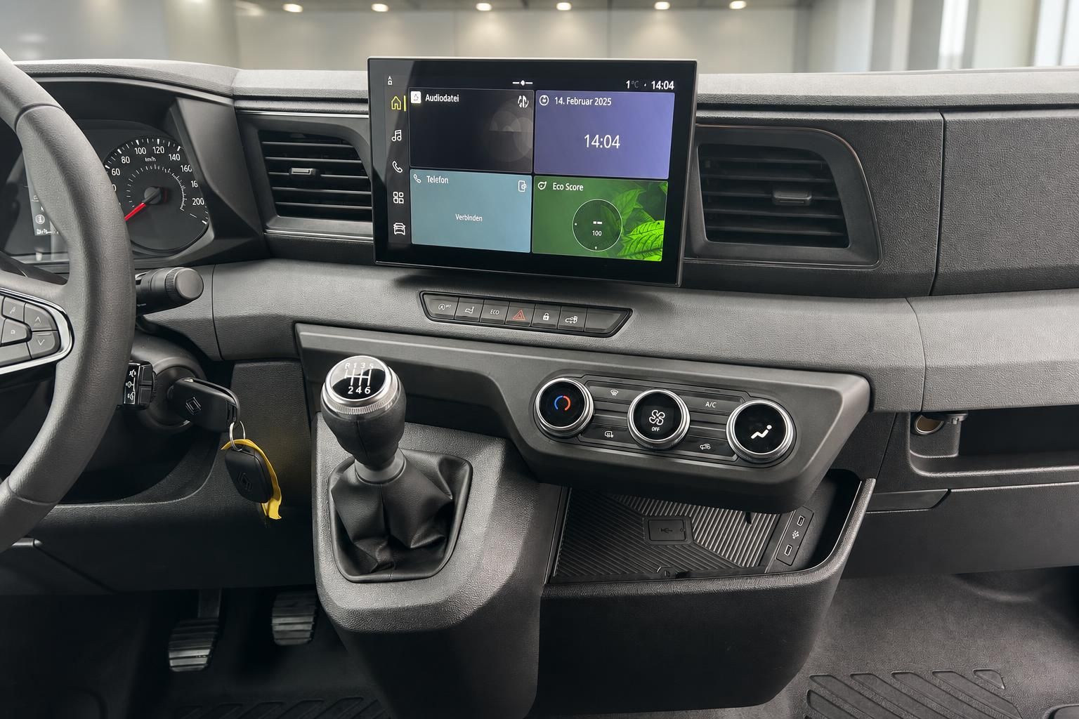 Fahrzeug Mittelkonsole mit Infotainment-Display, Klimabedienung und manueller Schaltung
