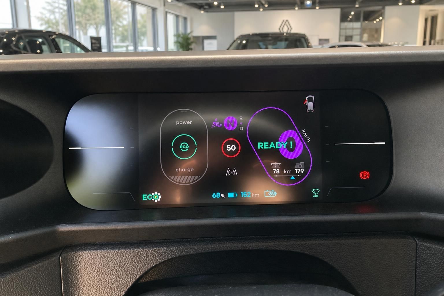 Digitales Kombiinstrument mit Tachoanzeige im Renault Elektrofahrzeug