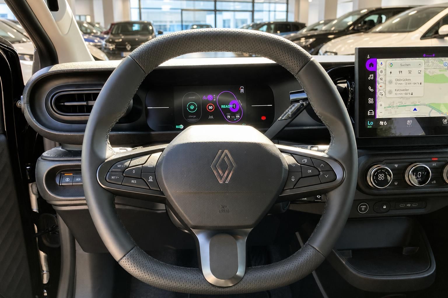 Renault Lenkrad und digitales Cockpit mit Navigationssystem im Innenraum