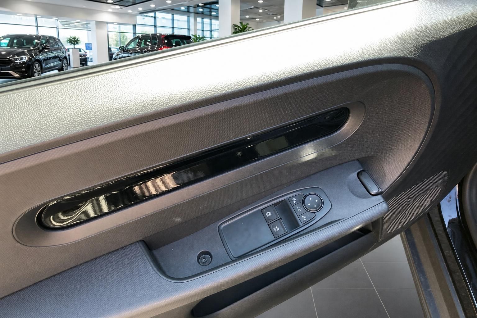Türverkleidung mit Fensterheber-Bedienelementen im Fahrzeuginnenraum
