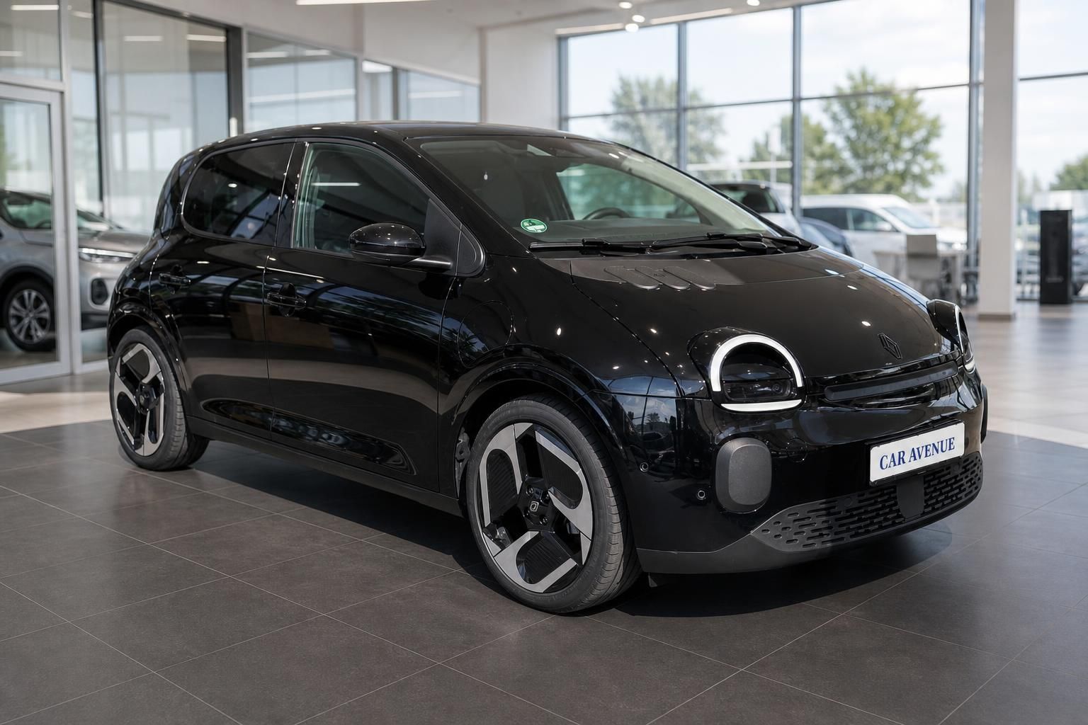 Renault Twingo schwarz Frontansicht seitlich im Showroom