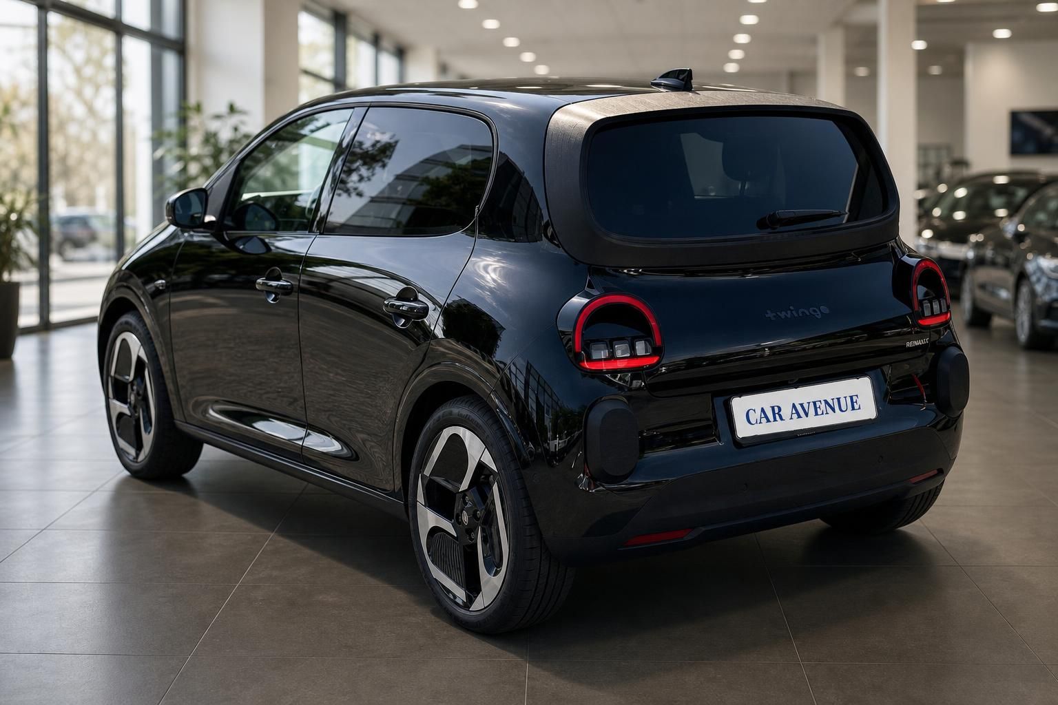 Renault Twingo schwarz Heckansicht im Autohaus Showroom