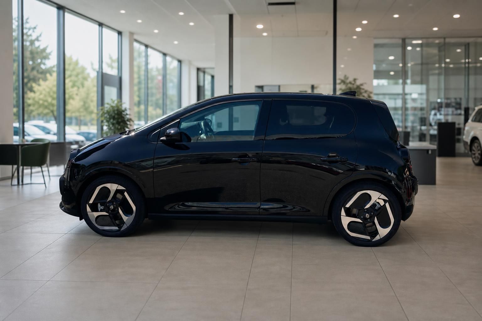 Schwarzer Renault Twingo Elektro Seitenansicht mit Alufelgen