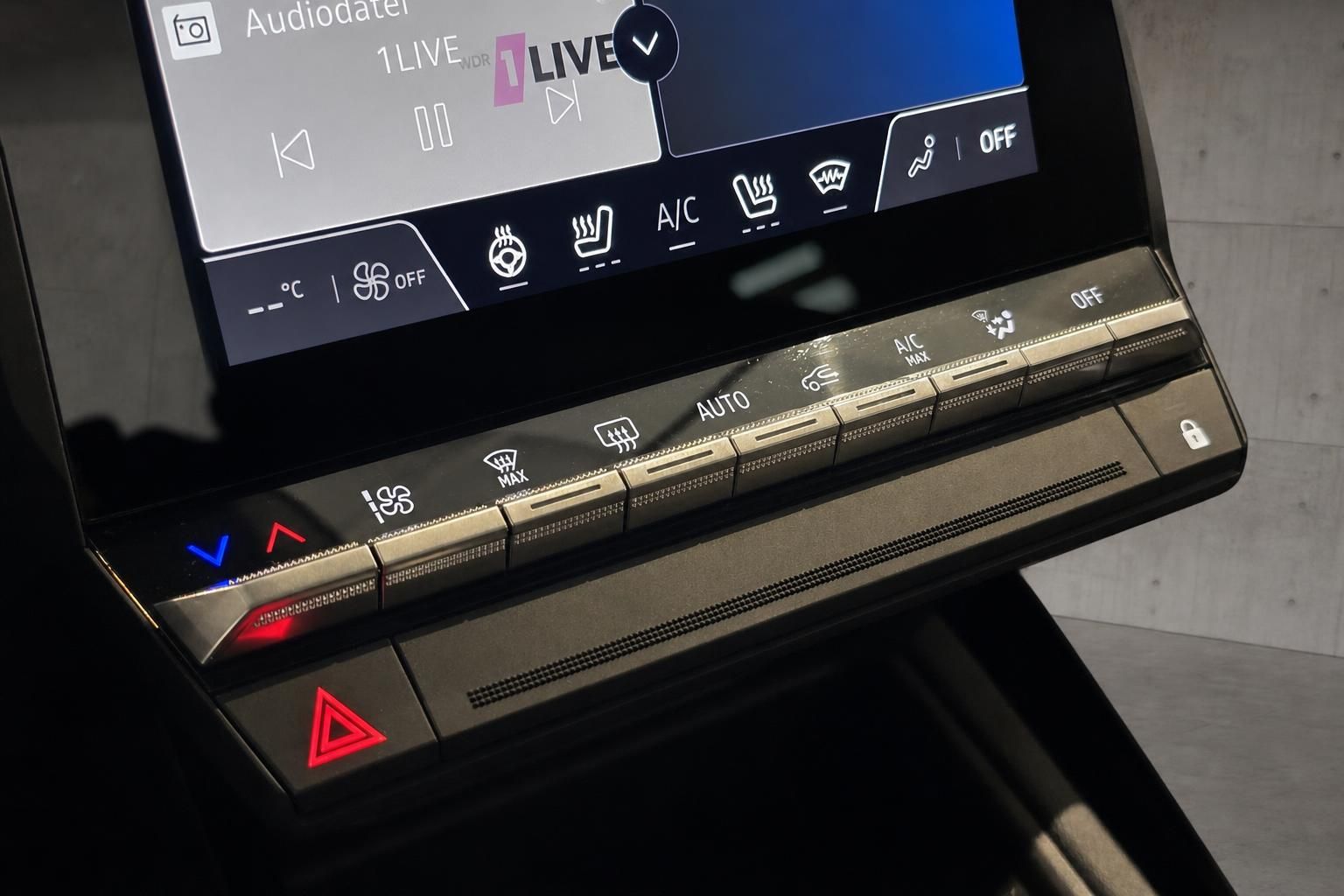 Klimabedienelemente und Touchscreen im modernen Fahrzeug-Cockpit