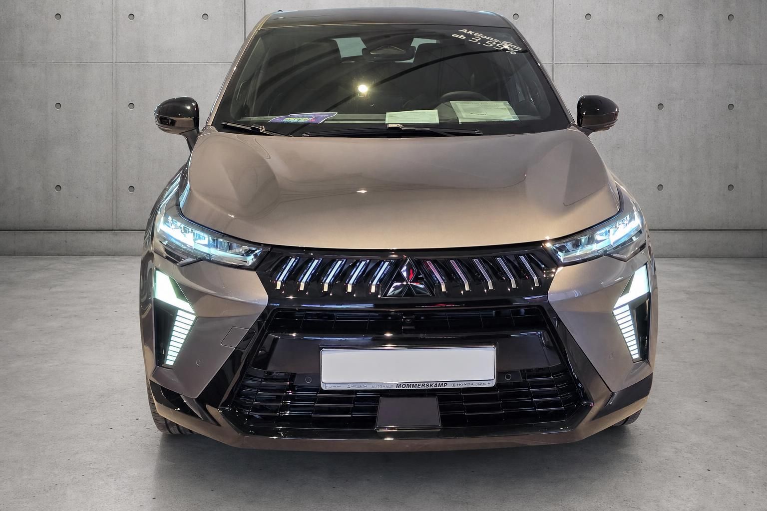Mitsubishi SUV Frontansicht in Bronze-Metallic mit LED-Scheinwerfern