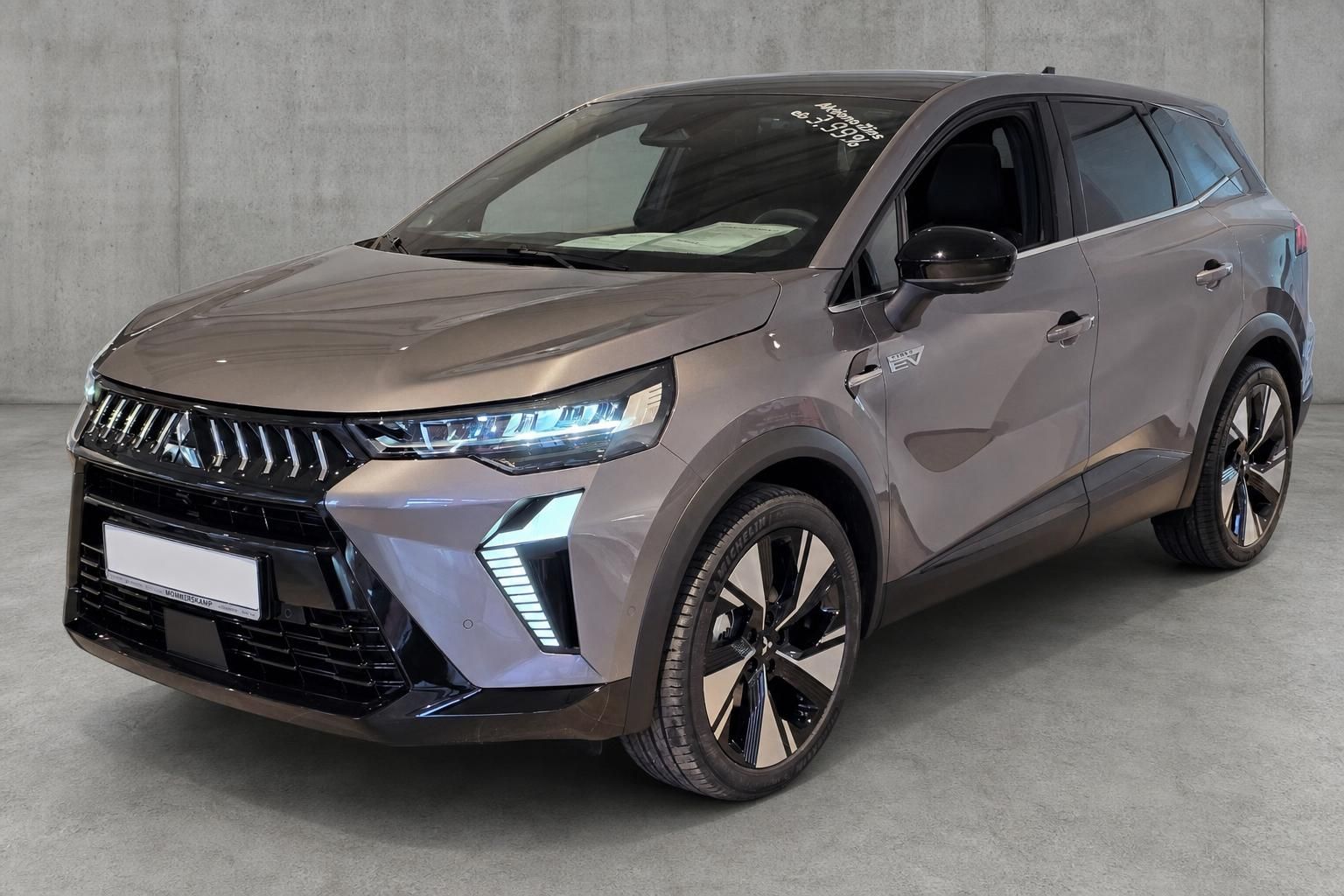 Mitsubishi Grandis EV SUV Frontansicht in Braun-Metallic Studioaufnahme