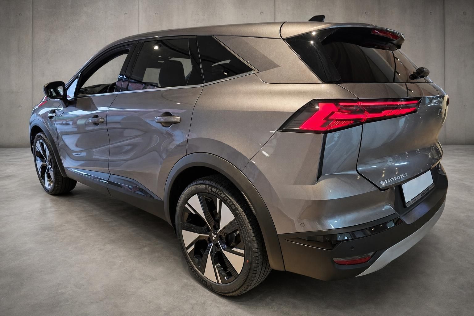 Mitsubishi Grandis SUV in Bronze, Heckansicht schraeg im Studio