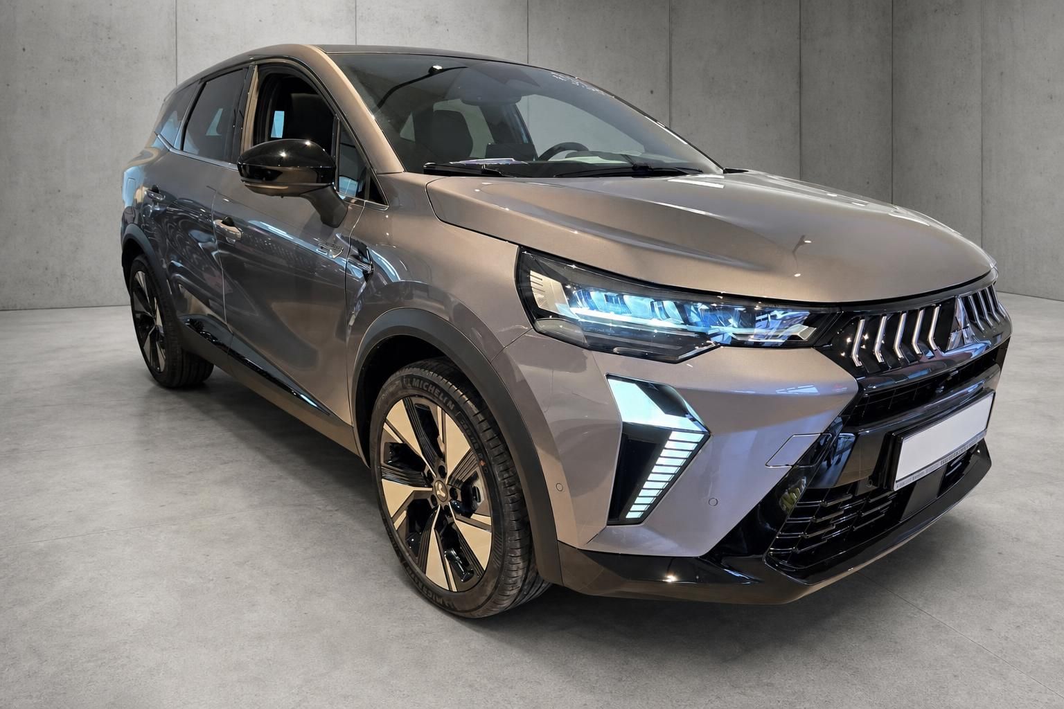 Mitsubishi SUV in Bronze-Metallic, Frontansicht schraeg im Studio