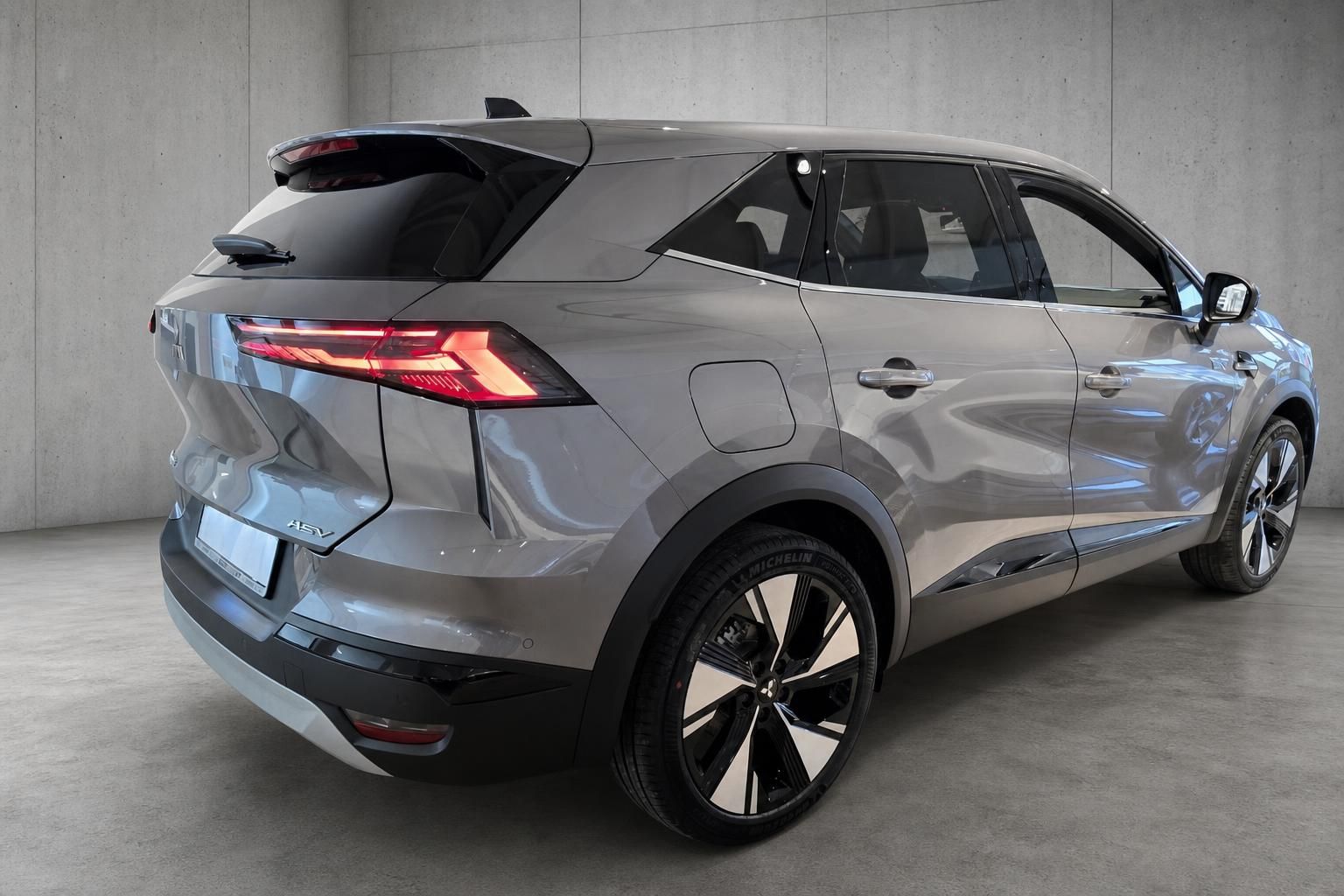 Mitsubishi ASV SUV in Grau, Heckansicht seitlich im Studio