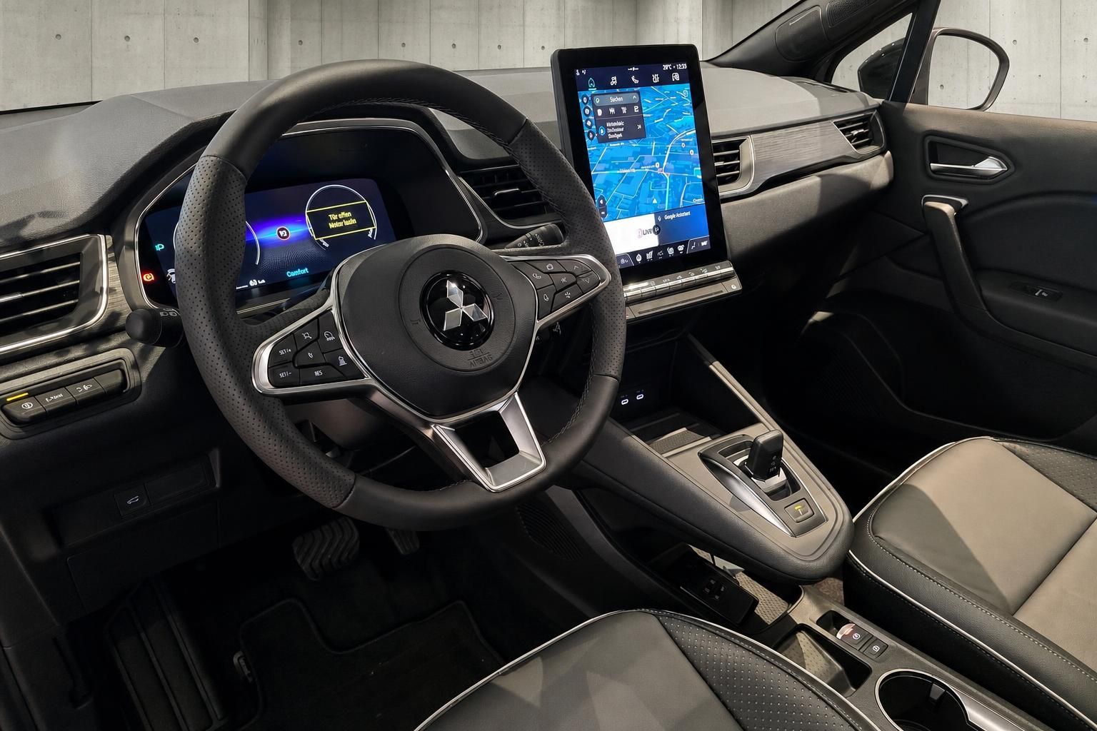 Mitsubishi Innenraum mit Lenkrad und Touchscreen Navigationssystem