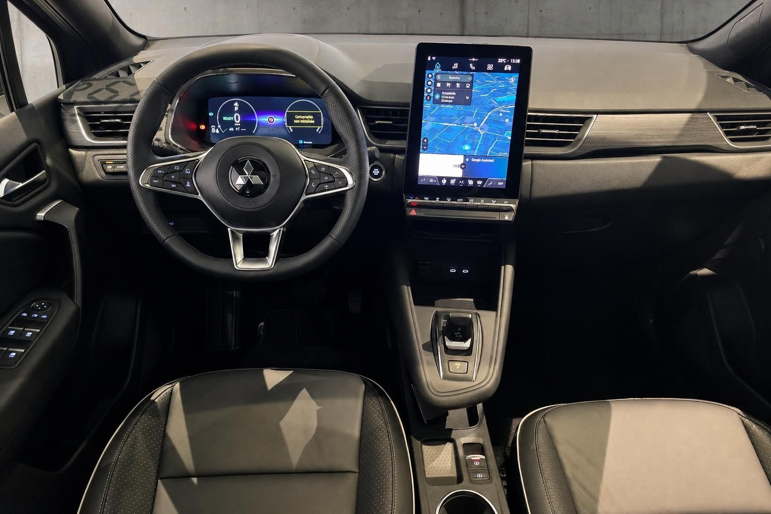 Cockpit mit Lenkrad, Touchscreen und Navigationssystem im Fahrzeug