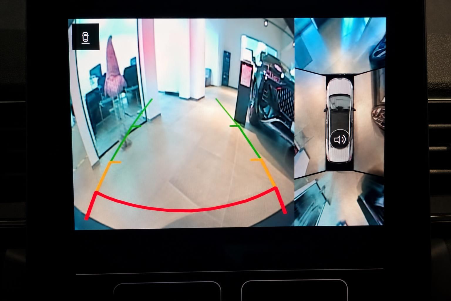 Rückfahrkamera-Ansicht mit 360-Grad-Parkassistent auf dem Display