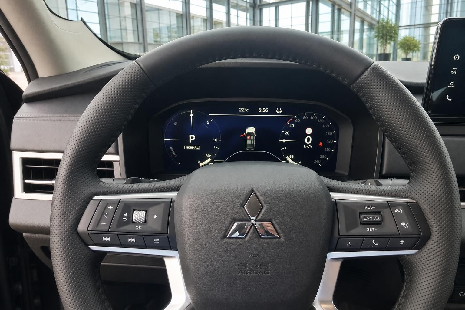 Mitsubishi Outlander Innenraum – Lenkrad mit Multifunktionstasten und digitales Kombiinstrument