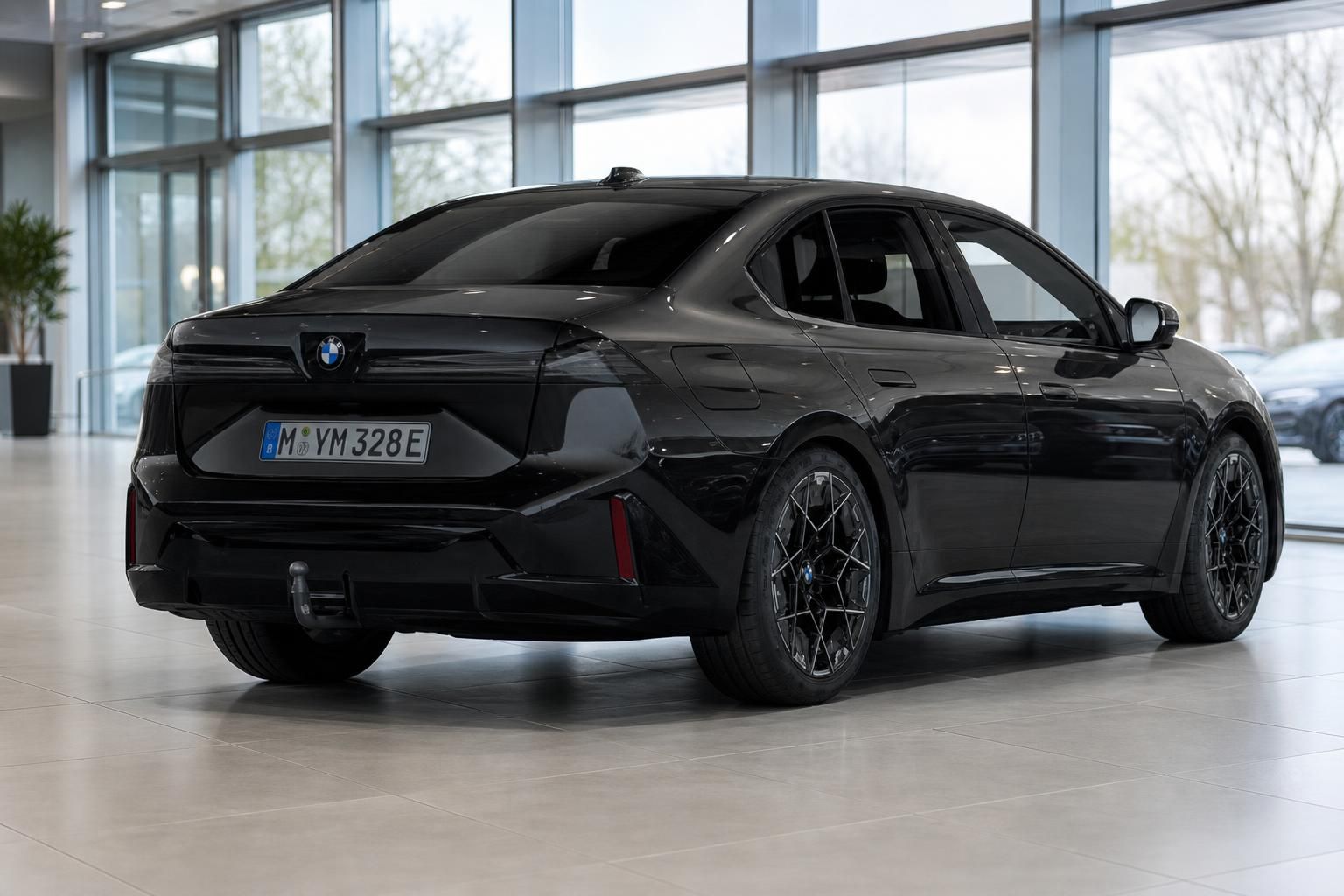 Schwarzer BMW Limousine Heckansicht im Autohaus Showroom