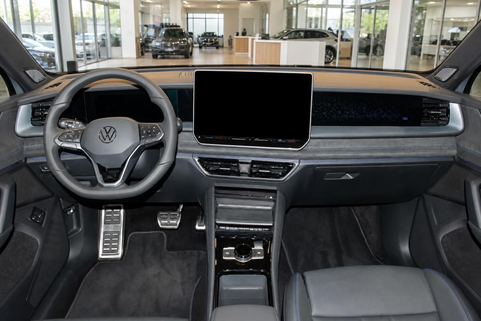 VW Tayron Innenraum, Cockpit mit Lenkrad und Touchscreen