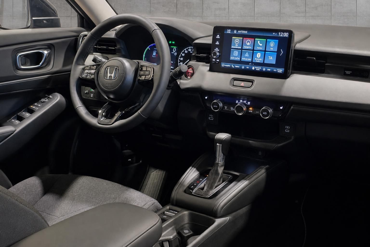 Honda Innenraum mit Cockpit, Lenkrad und Touchscreen Infotainment