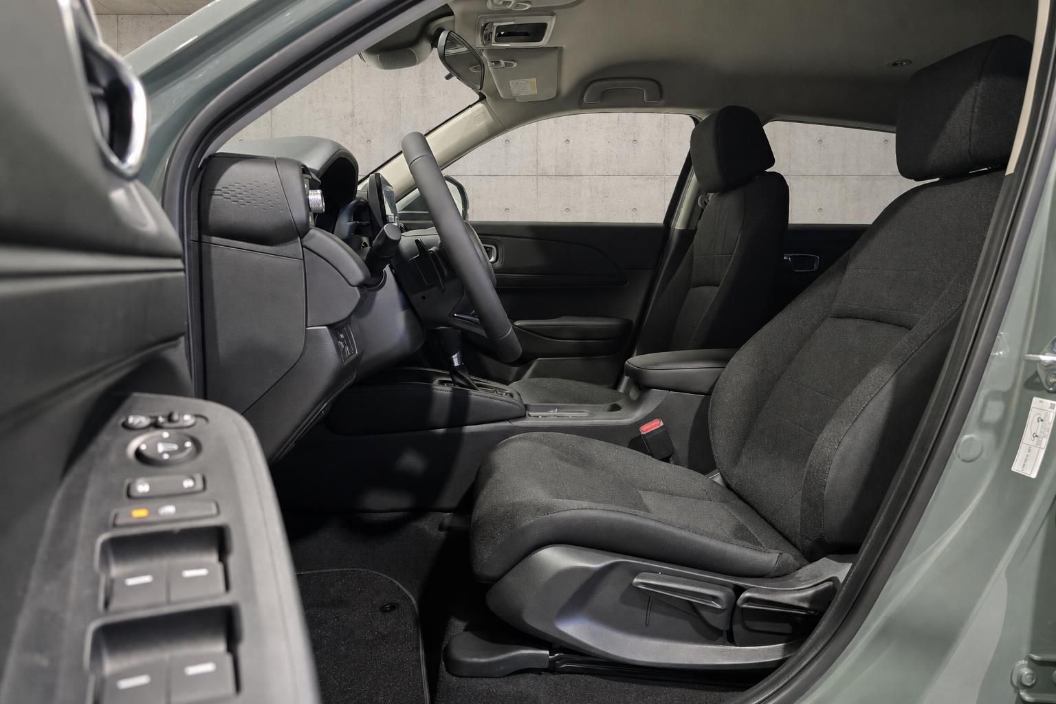 Honda Innenraum Vordersitze mit Blick auf Lenkrad und Mittelkonsole