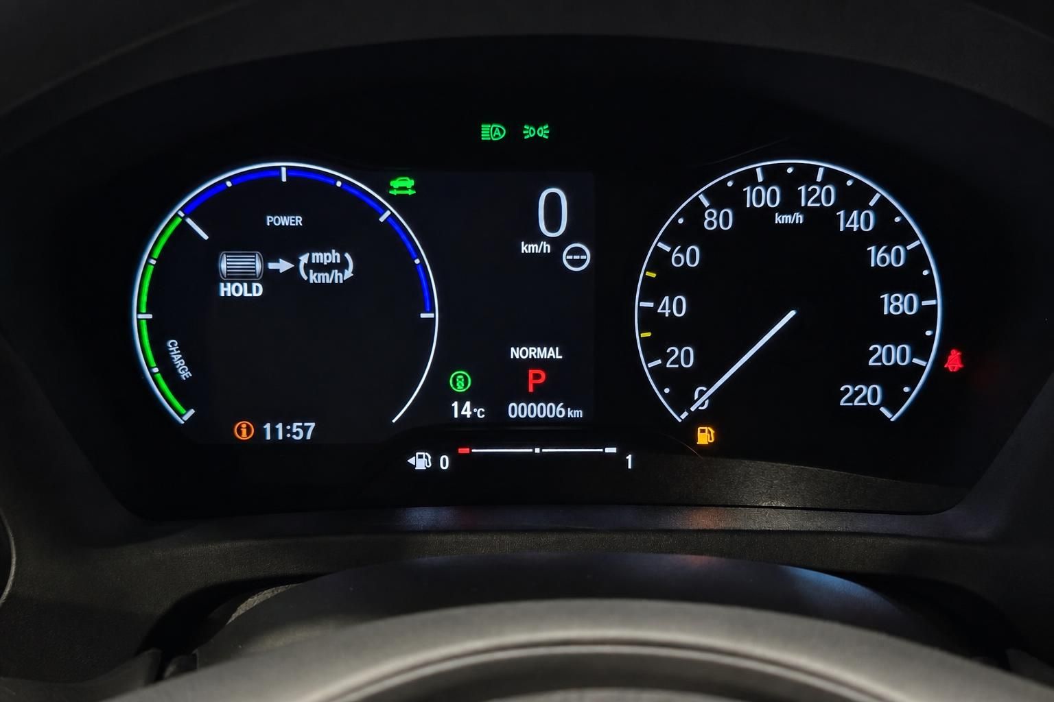 Digitales Kombiinstrument mit Tachometer und Anzeigen im Fahrzeug