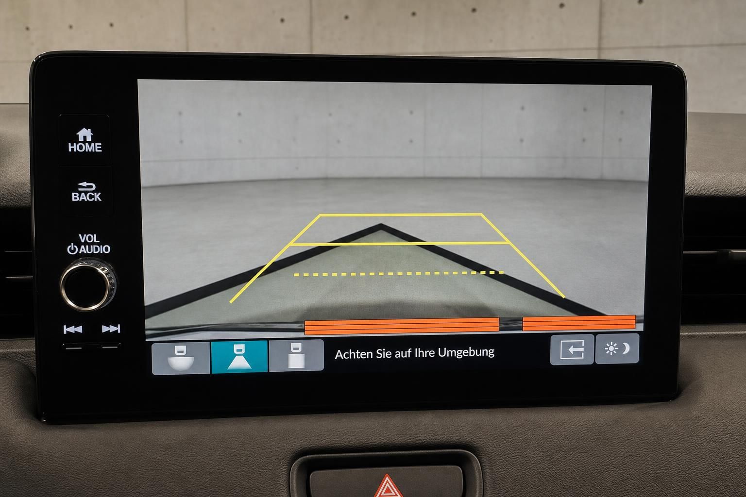 Rückfahrkamera-Anzeige auf dem Infotainment-Bildschirm des Fahrzeugs