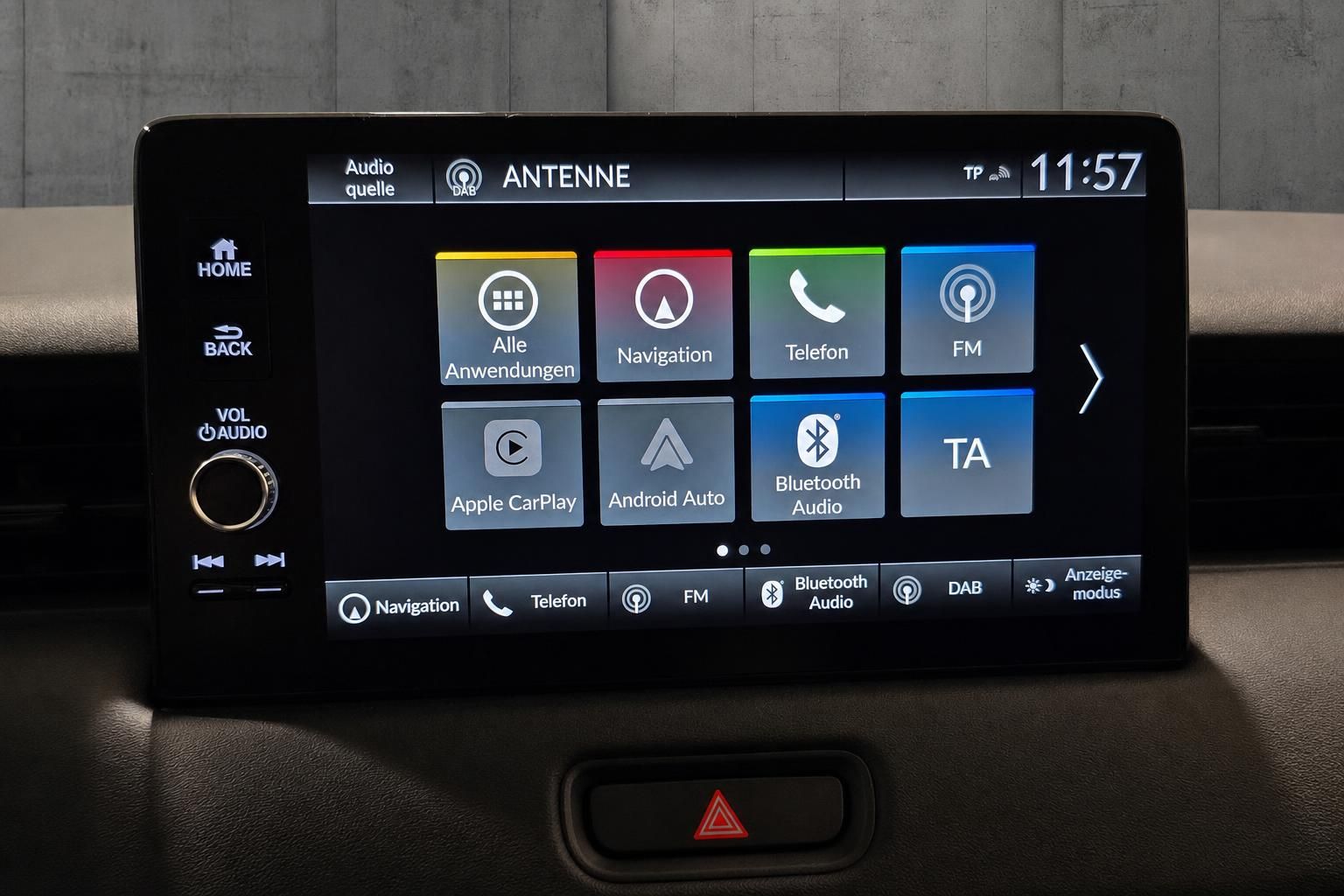 Infotainment-Display mit Navigation und Apple CarPlay im Fahrzeug