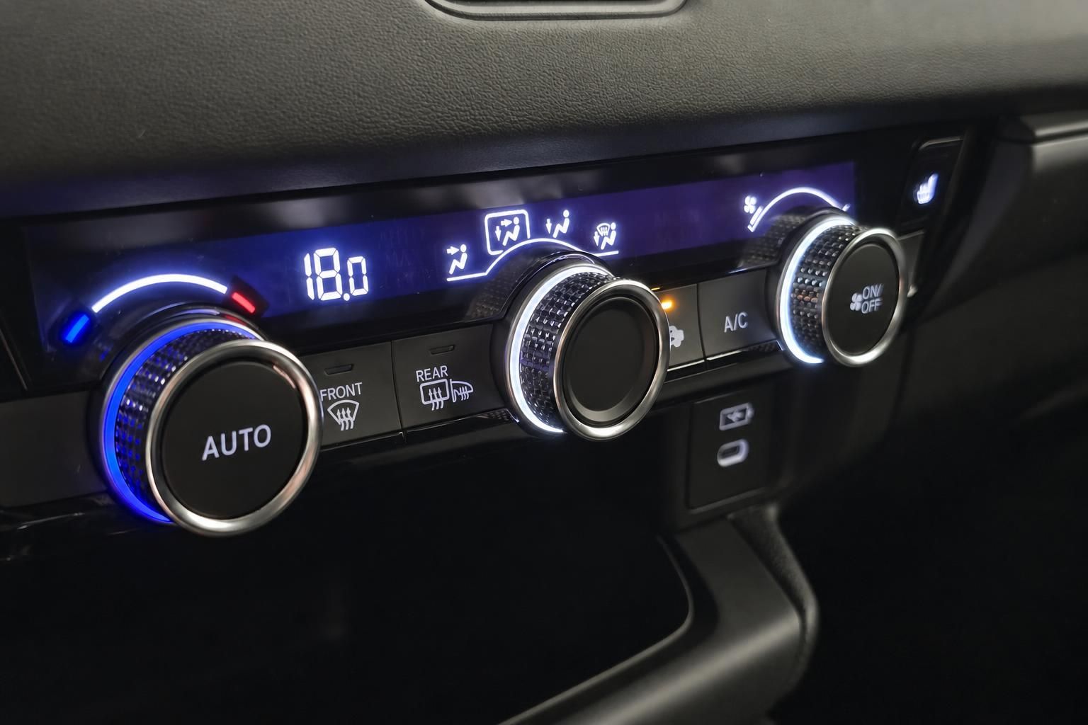 Klimabedienelemente mit Drehreglern im Fahrzeuginnenraum